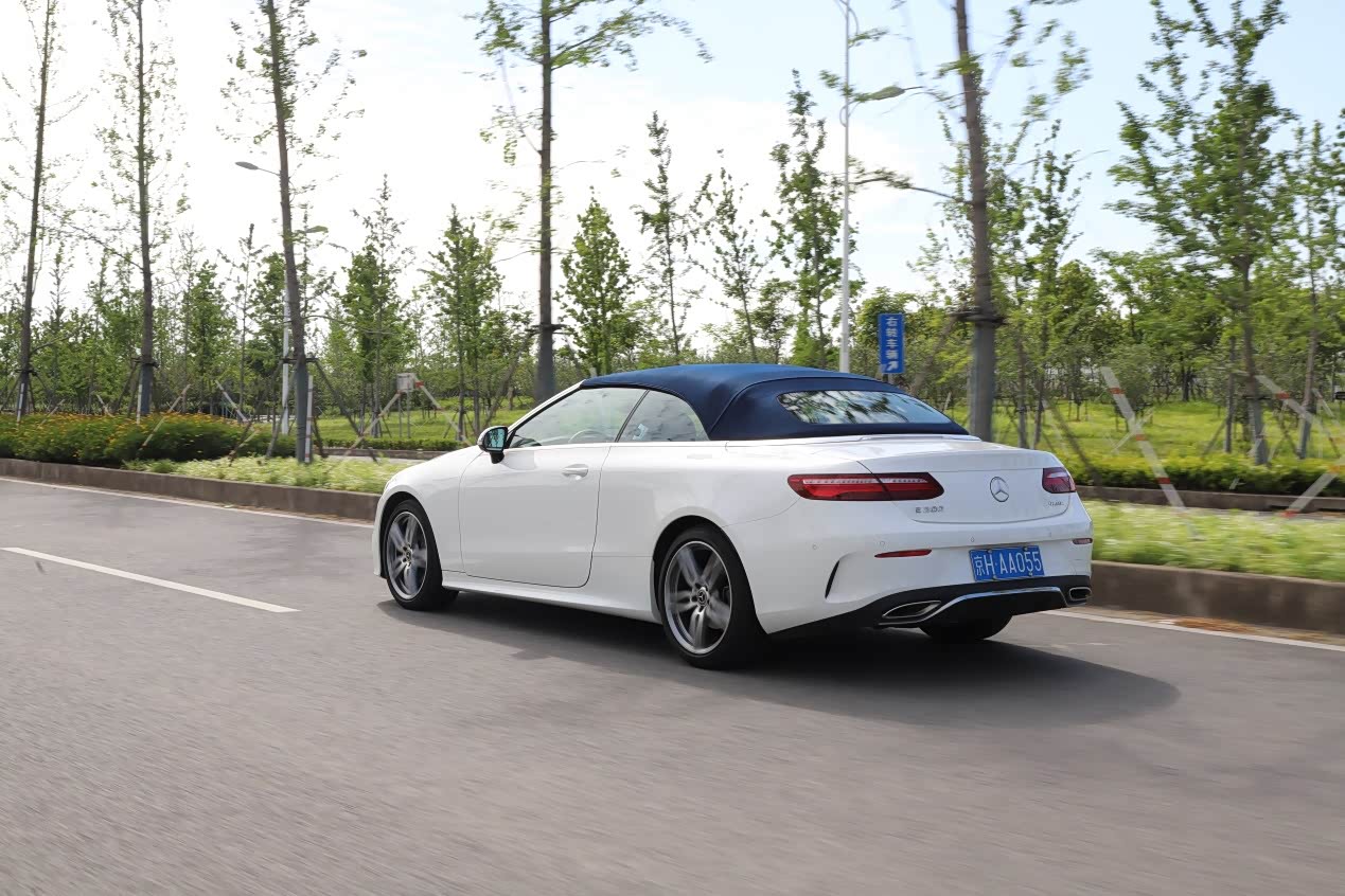 驾驶上路稳占c位 快开奔驰e200 敞篷轿跑车出去兜风吧