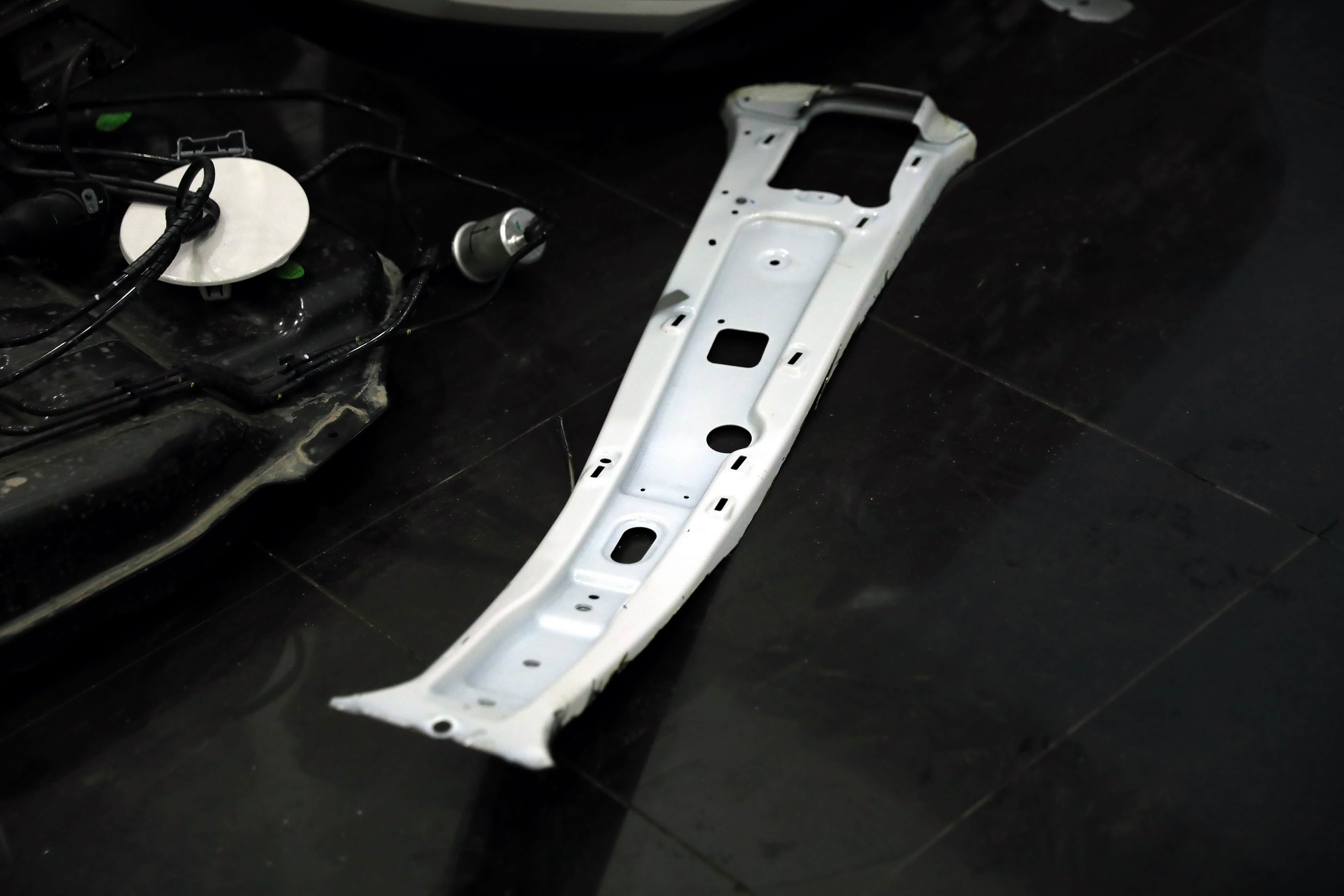 涛涛说车-为suv车壳减肥 宝骏530赛车切割车身及焊接防滚架