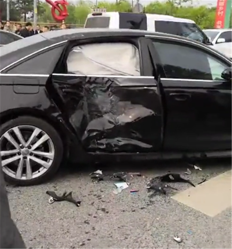 40万奥迪a6遭宝马摩托车撞击,车门直接凹陷,对方直接报废!