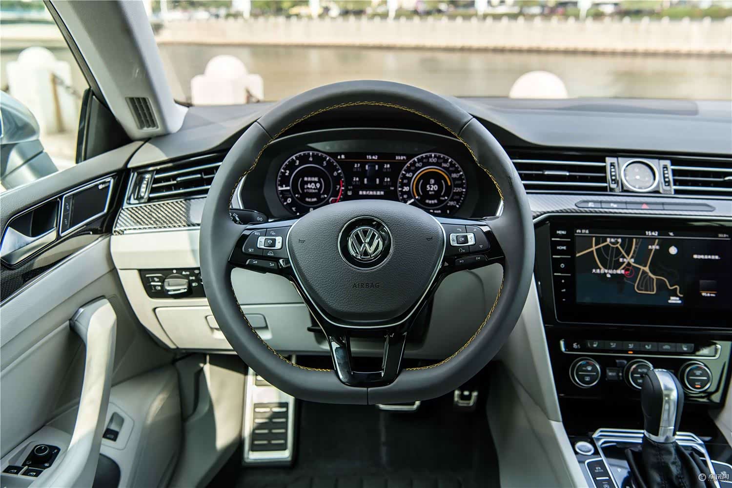 外观不大众 内饰很迈腾 开大众全新cc是什么样的感受?