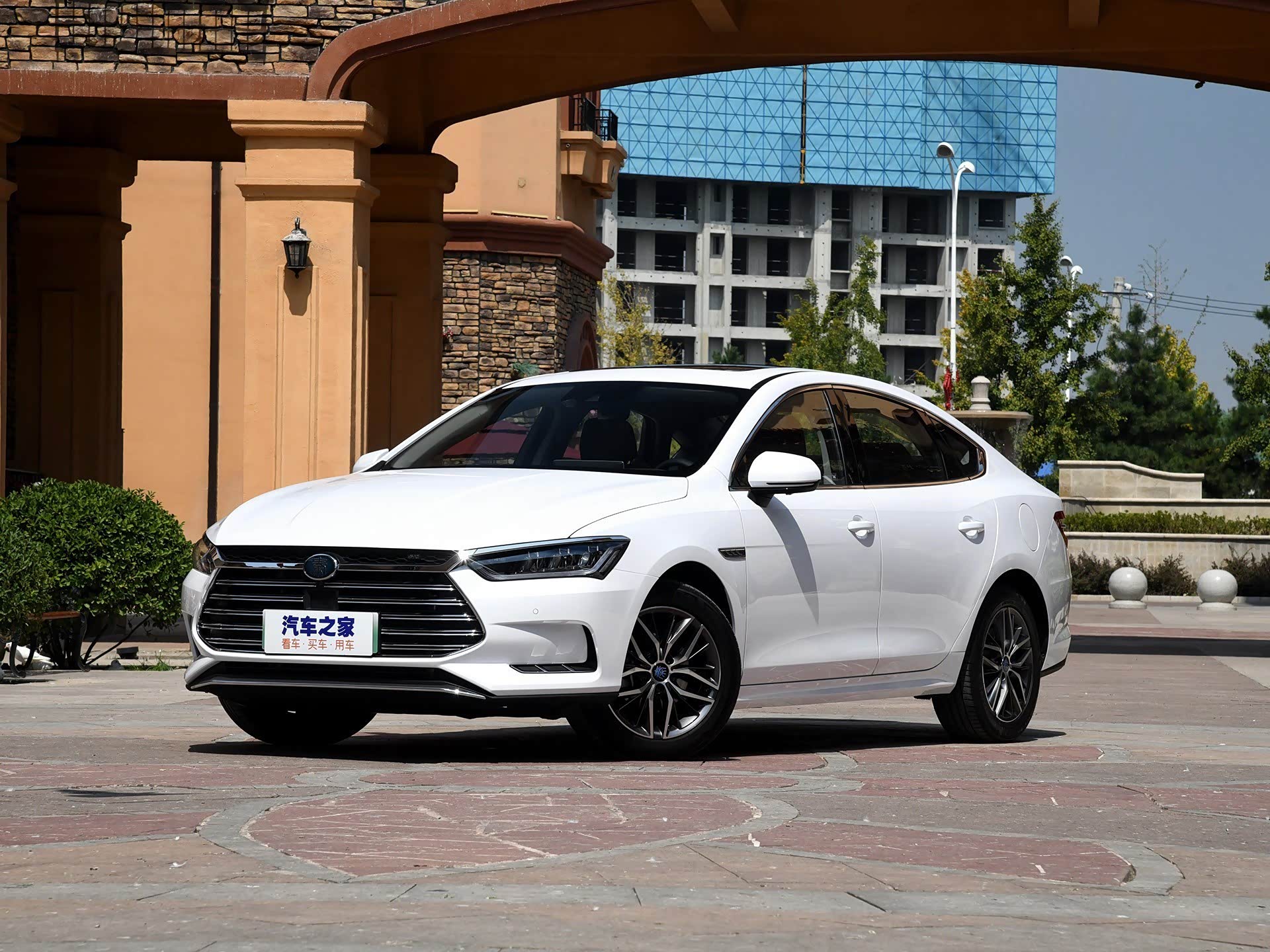 小姐姐乐开怀最低不足10万这三辆汽车开出去既省钱又拉风