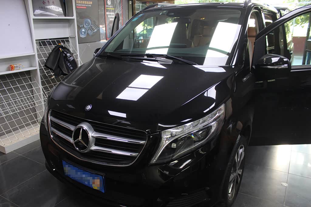 黑色的外表,体现出了奔驰商务车一贯沉稳的感觉.