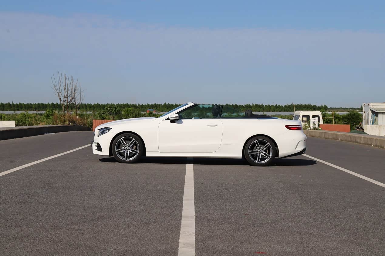 驾驶上路稳占c位 快开奔驰e200 敞篷轿跑车出去兜风吧