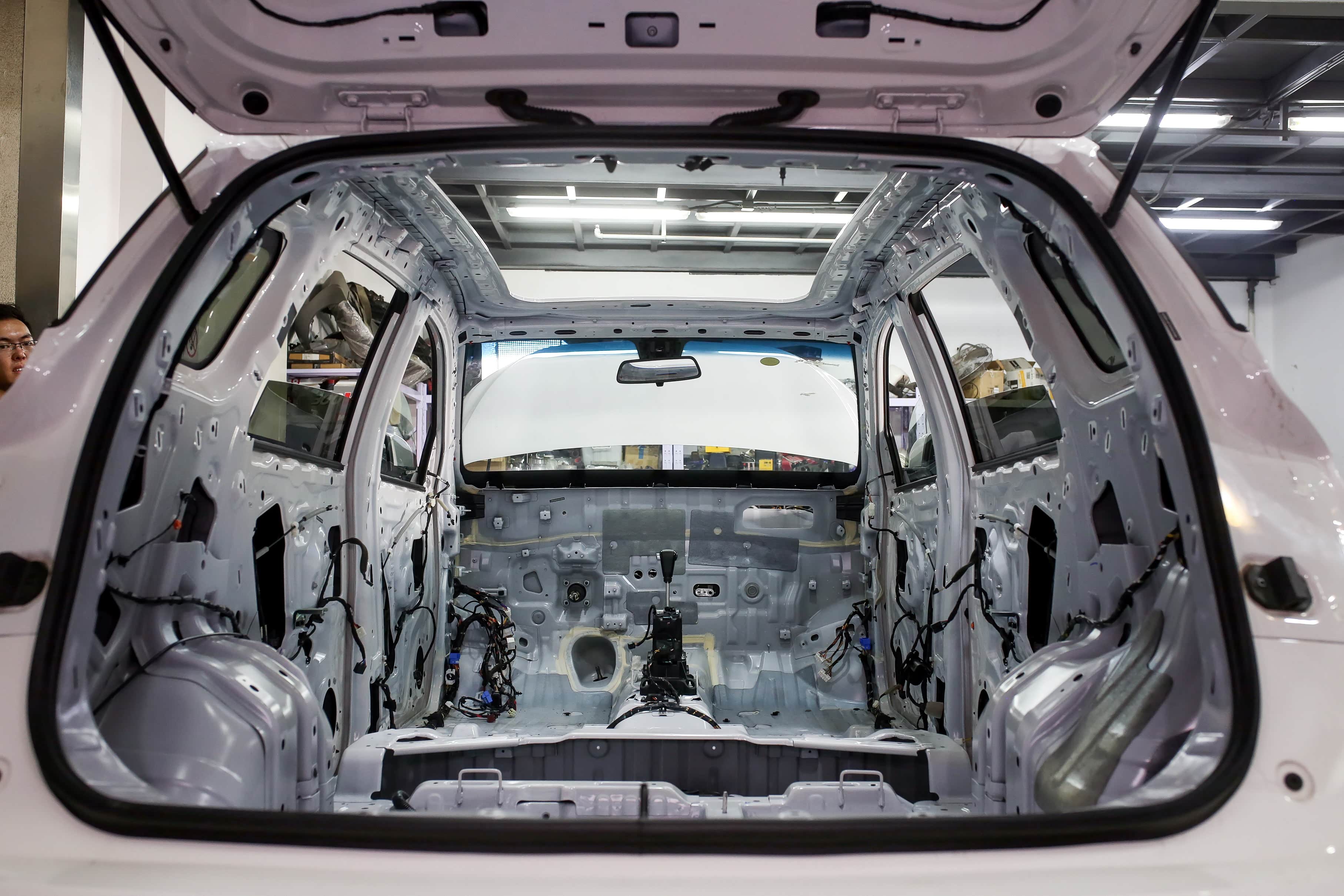 涛涛说车-为suv车壳减肥 宝骏530赛车切割车身及焊接防滚架