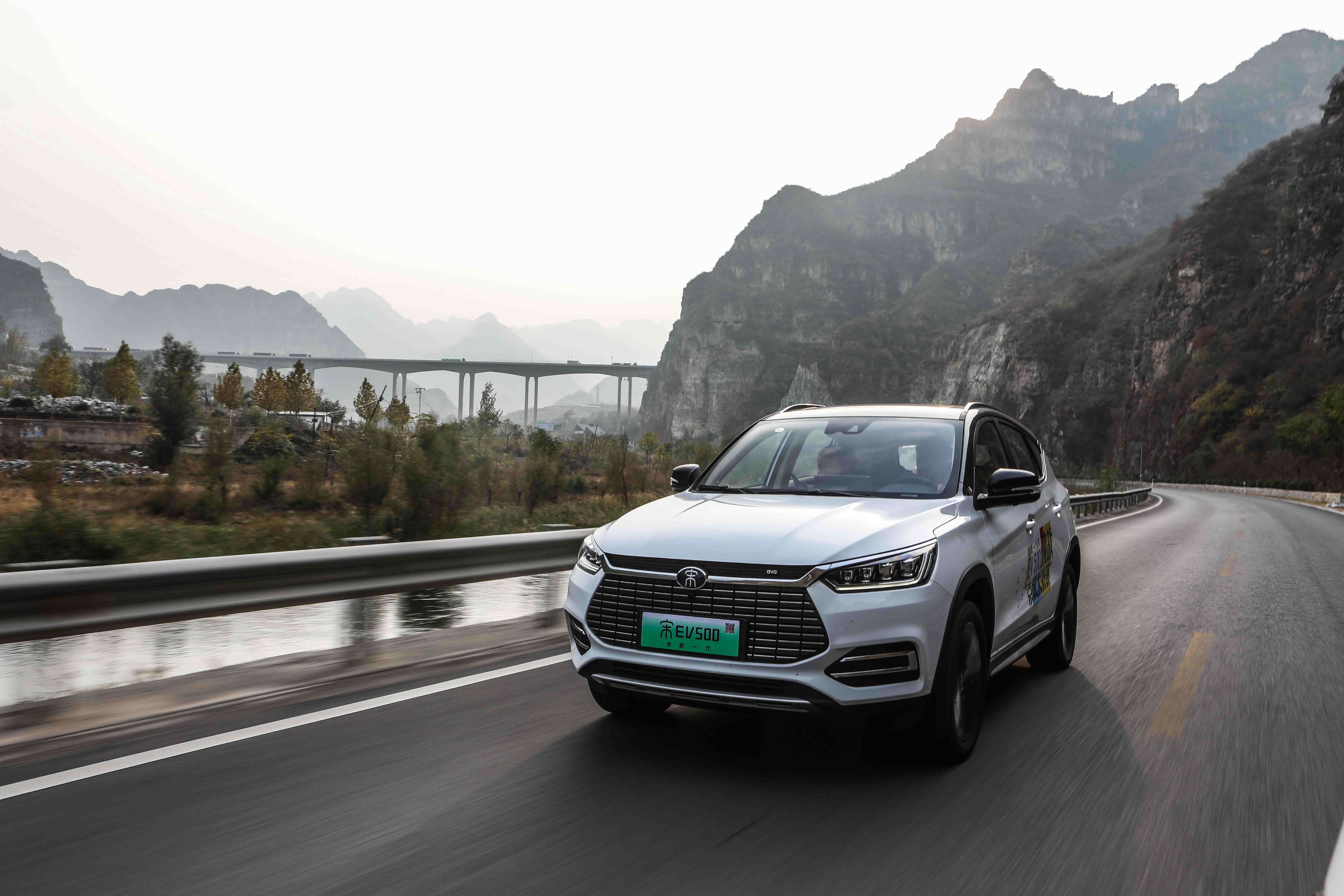 快充仅30分钟 续航里程500公里 此地无垠试比亚迪全新一代宋ev500