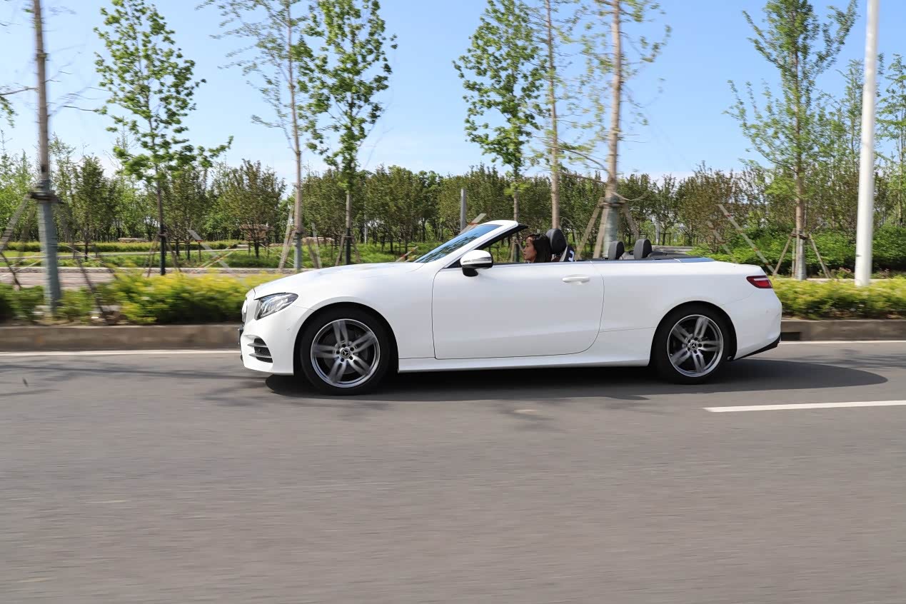 驾驶上路稳占c位 快开奔驰e200 敞篷轿跑车出去兜风吧