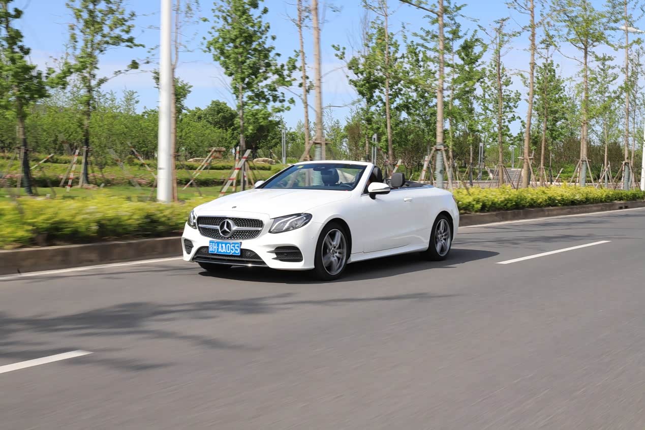 驾驶上路稳占c位 快开奔驰e200 敞篷轿跑车出去兜风吧