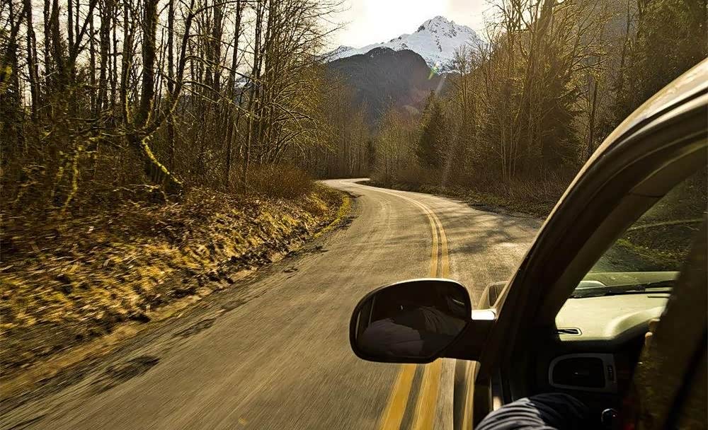 夜间在陌生山路开车遇到这种情况,你会怎么处理,新手司机多学学