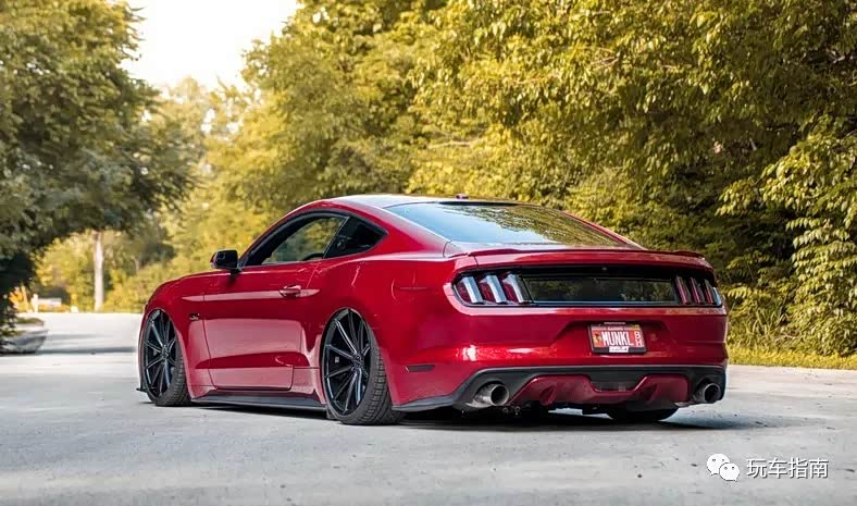 野马gt 5.0 v8轻改就杀气腾腾 烧胎起步尽显肌肉本色!