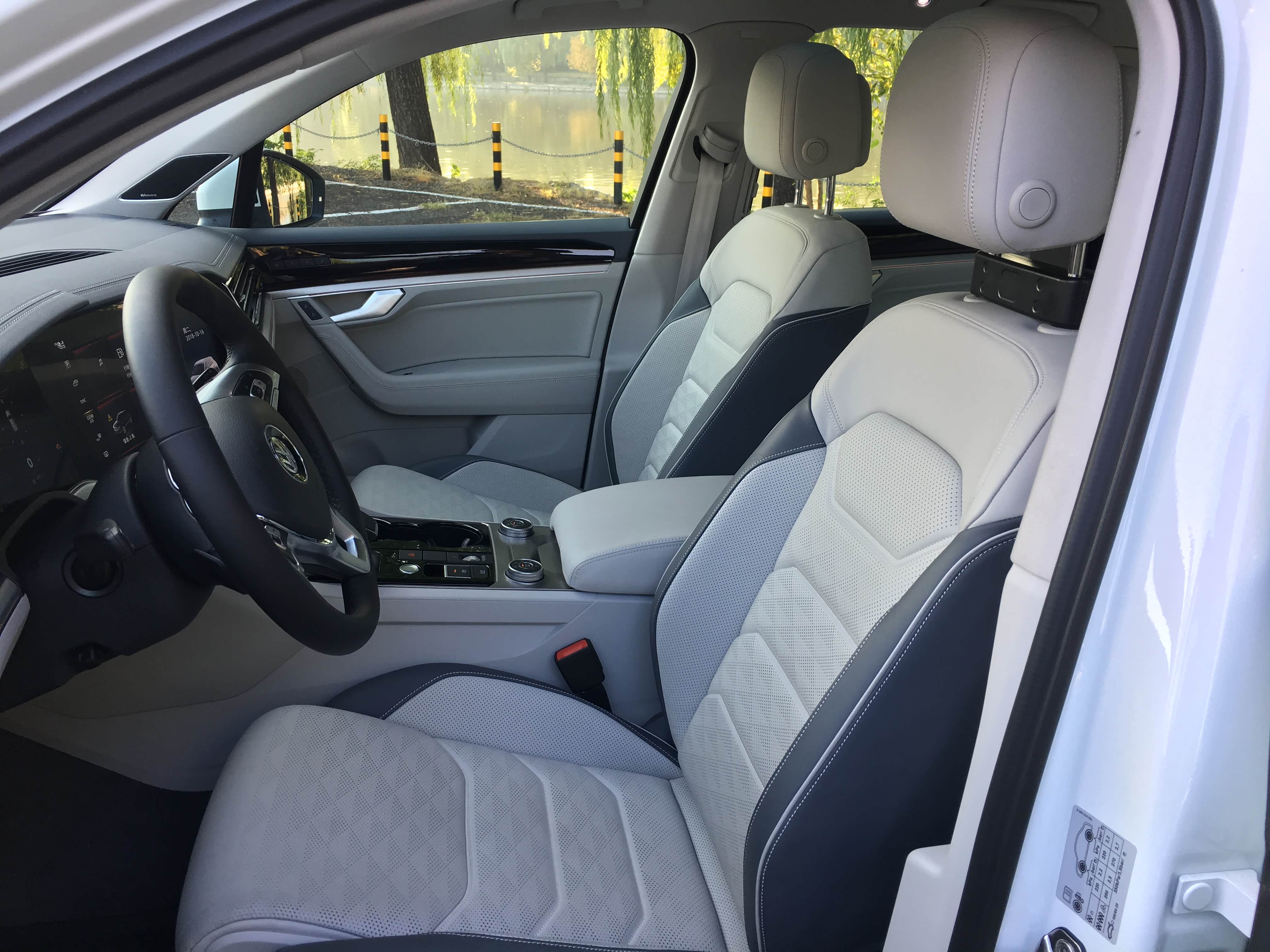 全新一代大众途锐静态实拍丨出身高贵的新旗舰