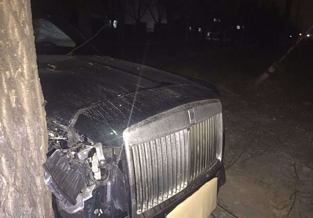 680万库里南国内第1撞,撞树上了,修一修100万起步