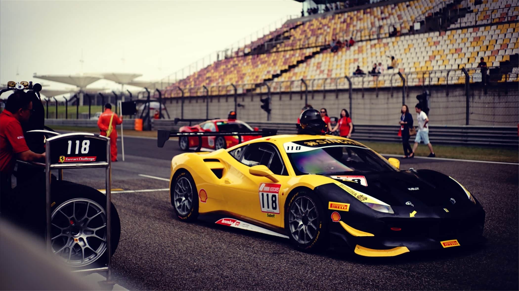 最后我们再来给大家看看不同场景下的挑战赛赛车.