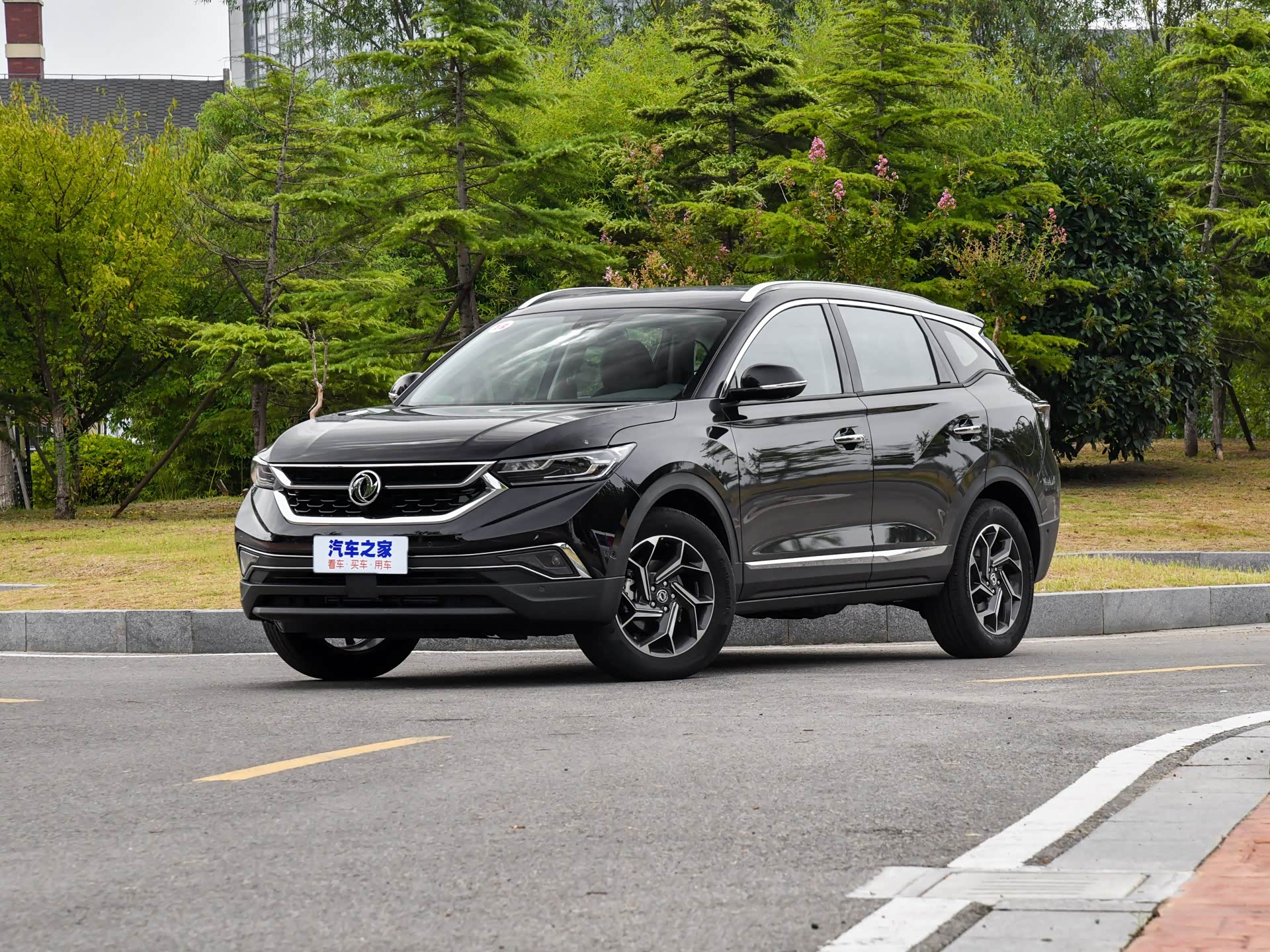 今天我们介绍的这款紧凑型suv是来自东风品牌风神系列的 ax7车型,它