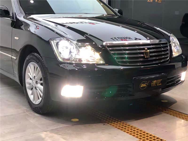 凤凰涅盘后,皇冠前脸金黄色车标,不失当年风彩.