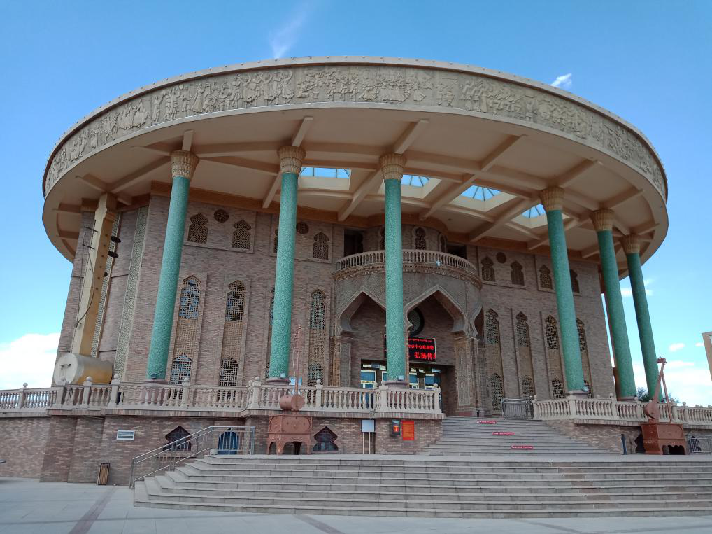 其实,出家门第三天才算真正的进了新疆的地界,第一个城市就是哈密了.