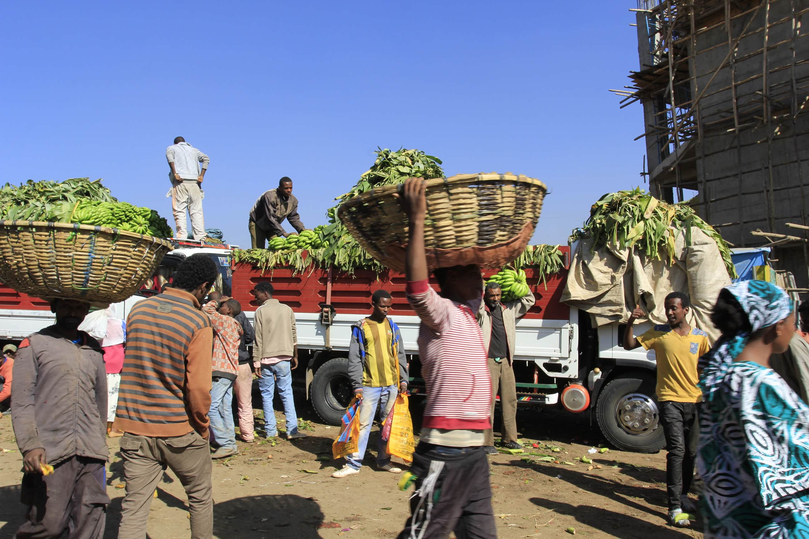在非洲最大的市场感受真实的非洲,黑小哥头顶重物开了挂