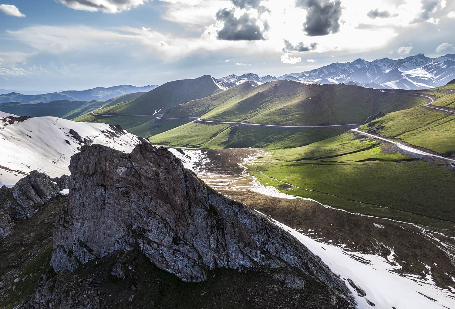 透过雪峰航拍独库公路