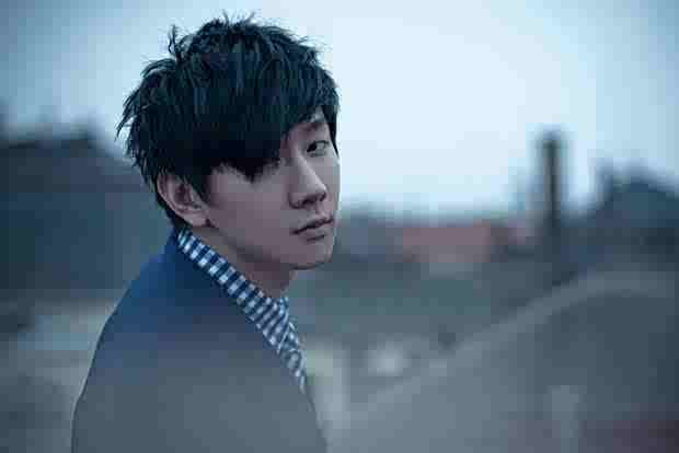 林俊杰开一台蝙蝠车去上班,网友表示:这车该去洗洗了!