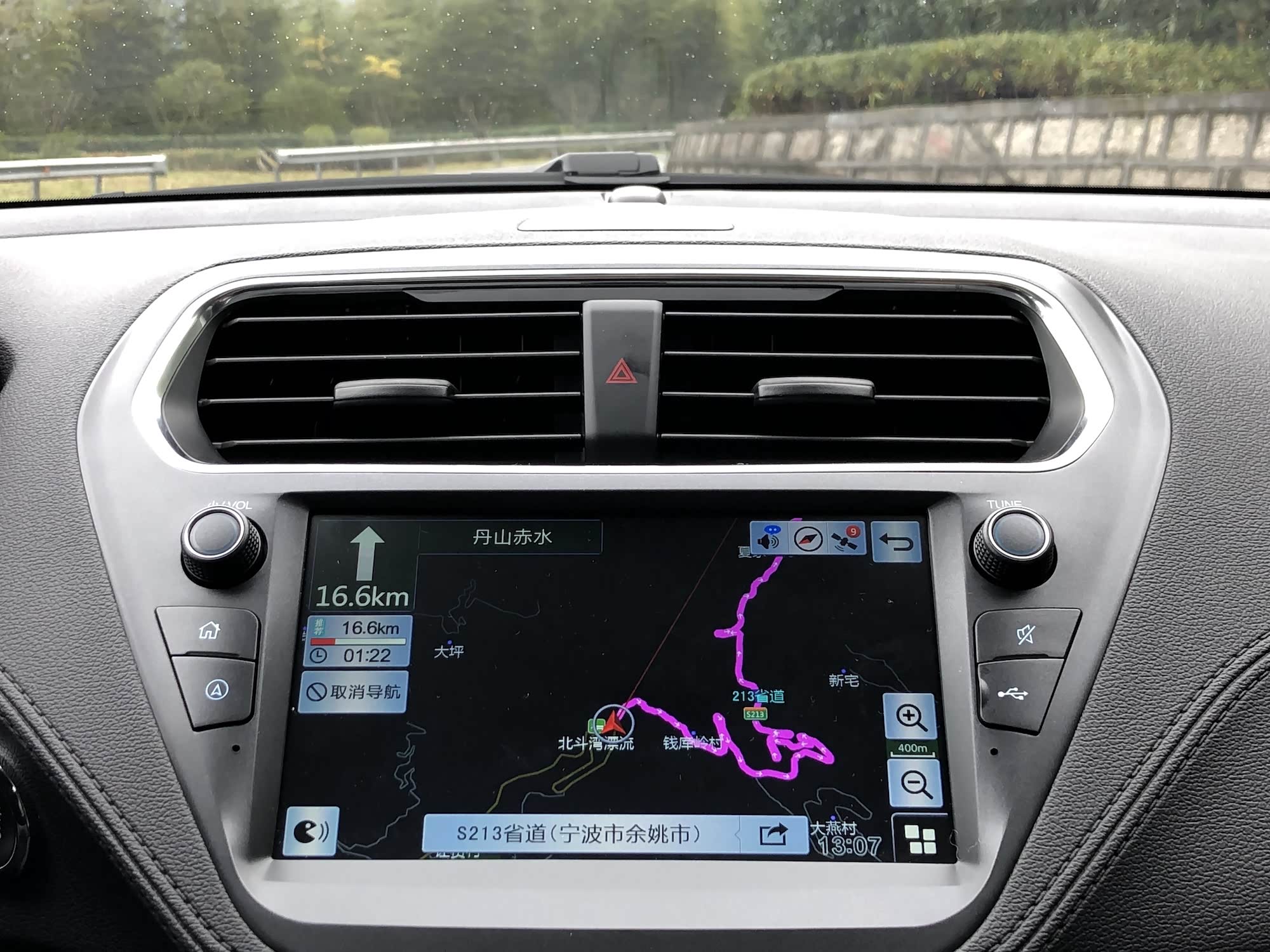 建议大家跑山时把图中的导航地图放大,这样前方弯势一目了然,方便更