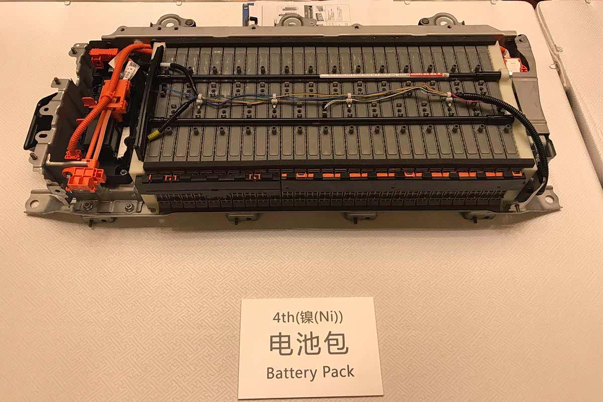 在电池部分,丰田也从最早的圆柱电池改进为树脂外壳方形单体,实现了