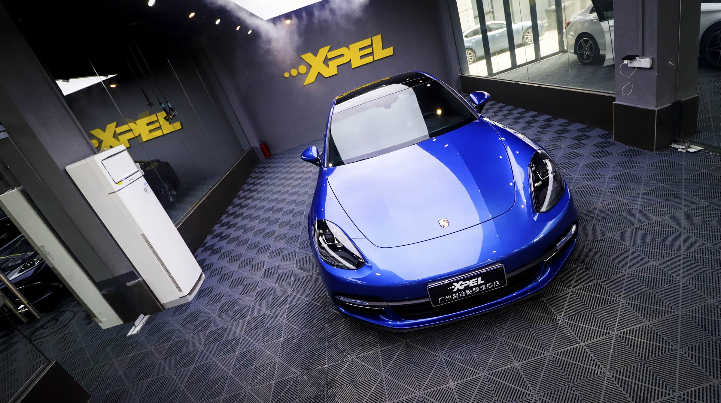 像手机薄膜一样,在车漆外面,包一层膜,也有人叫车身透明膜,全车犀牛皮