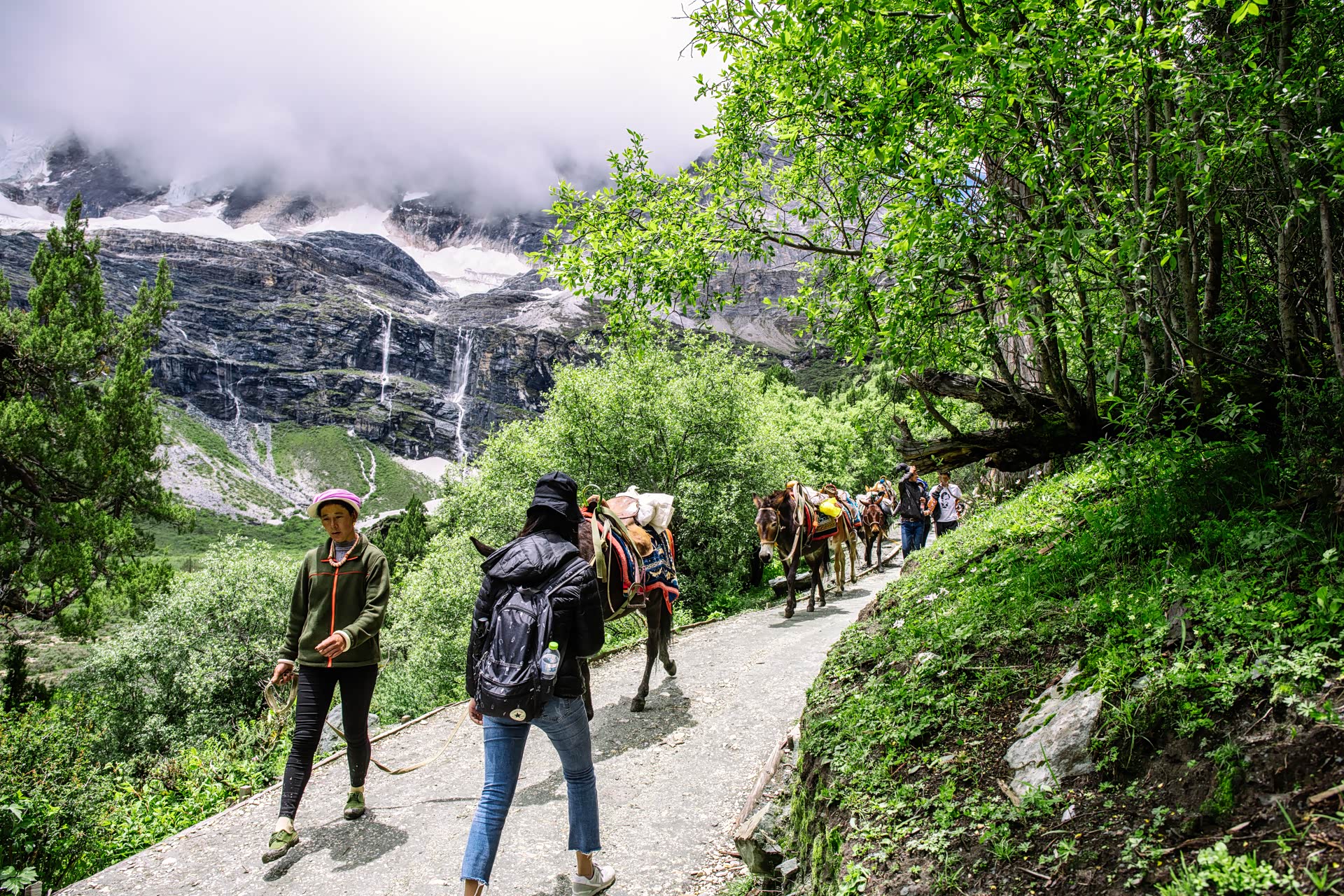 雨季挑战稻城亚丁(下)徒步五小时 只为蓝色星球上最后一片净土