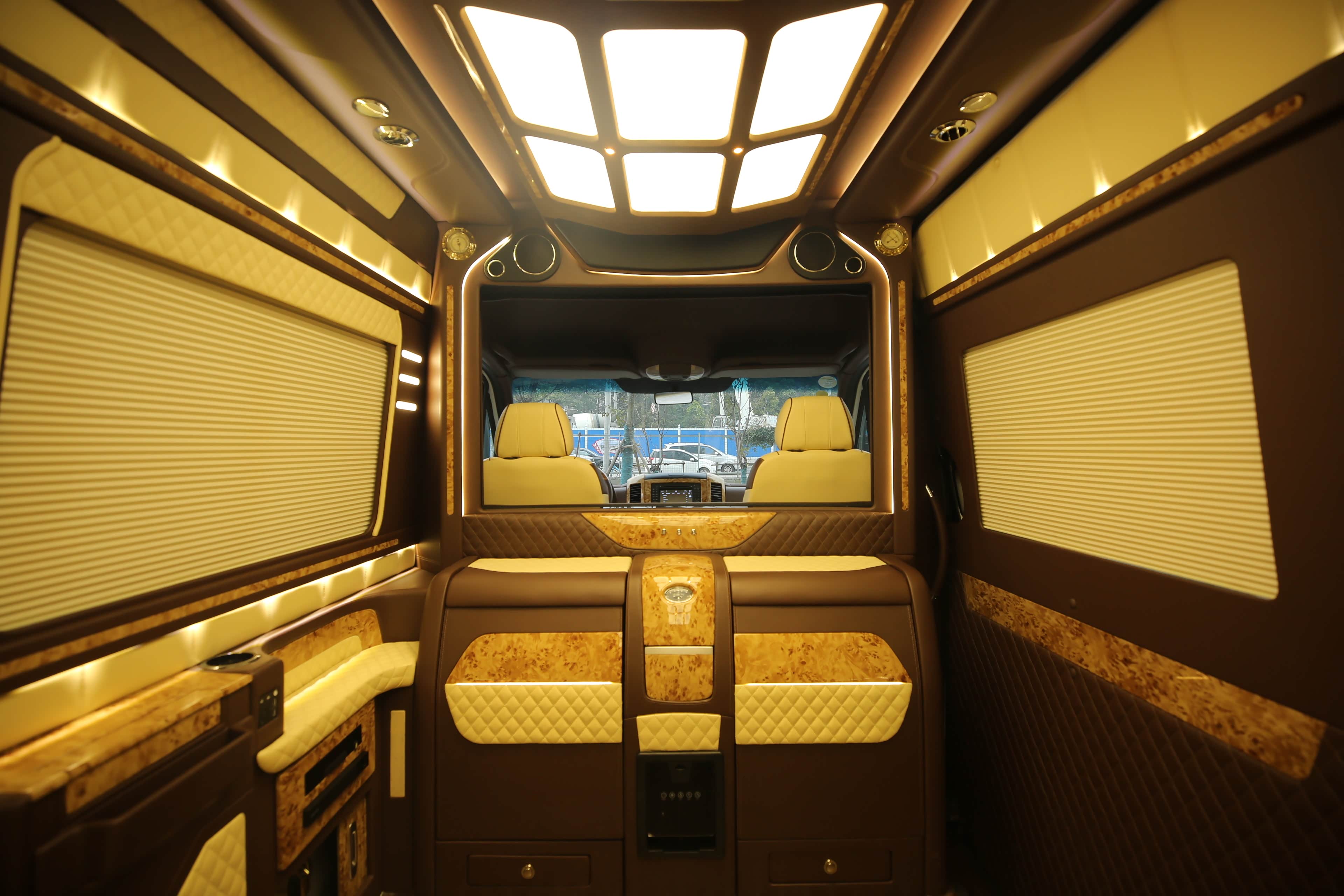 舒适度至尊享受,奔驰斯宾特内饰空间高端定制,给您无限遐想!