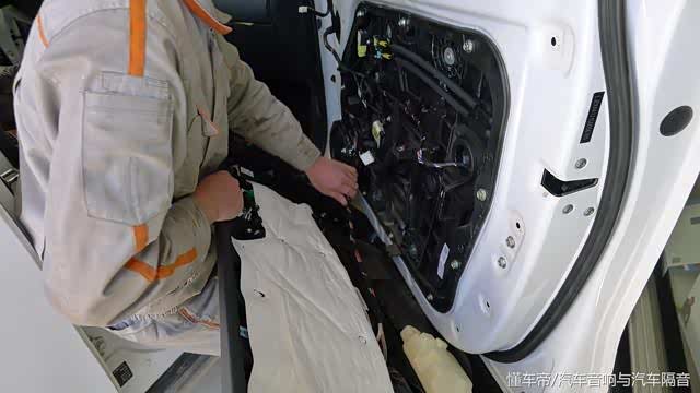 起亚kx5 准备门板回位.