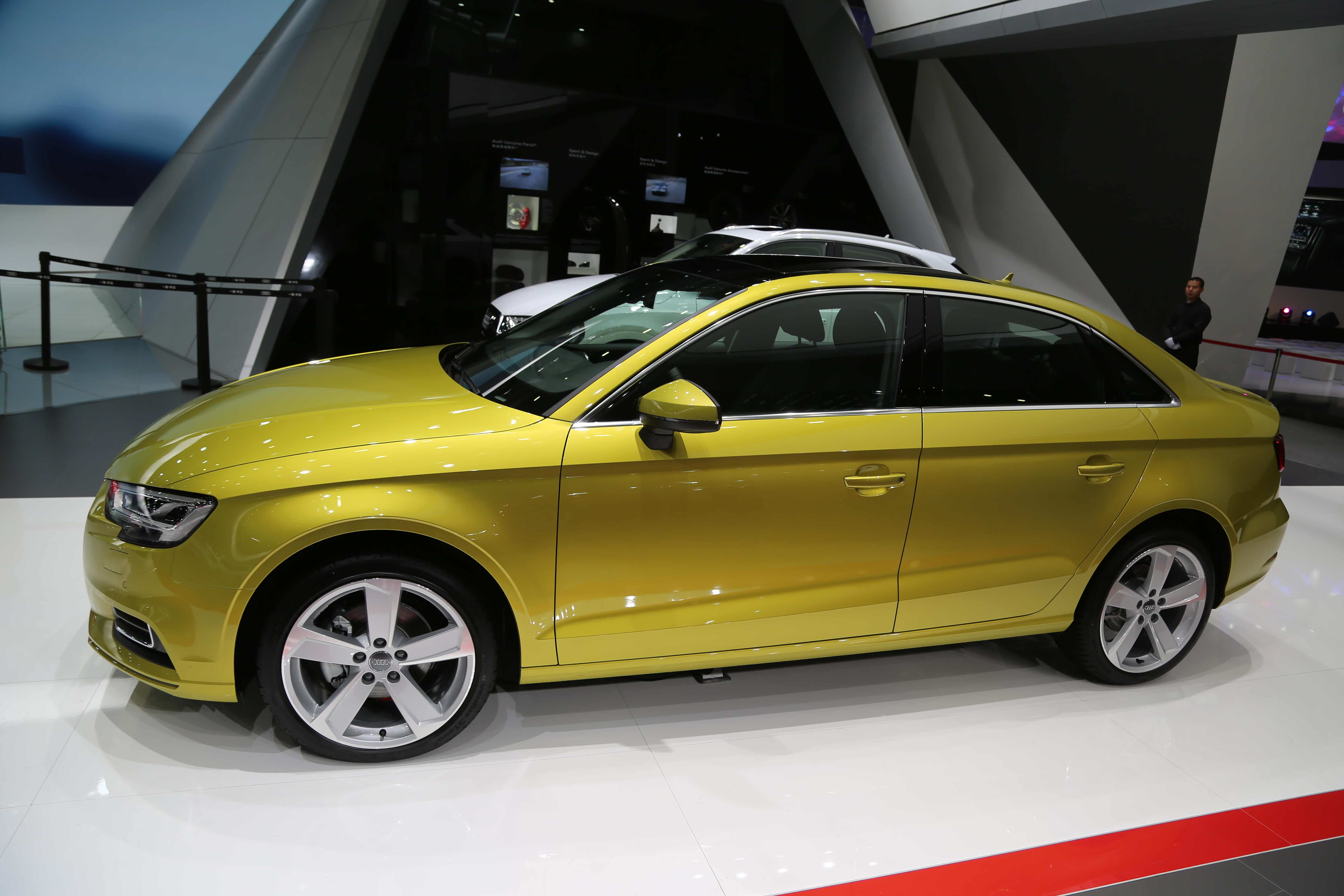 实拍奥迪a3,20万级别豪华轿车,配中国专属色-星锐黄!