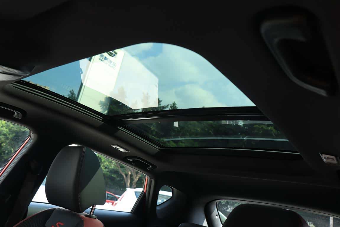 全景天窗广受广大人民喜爱,肯定是特别加分的项目.