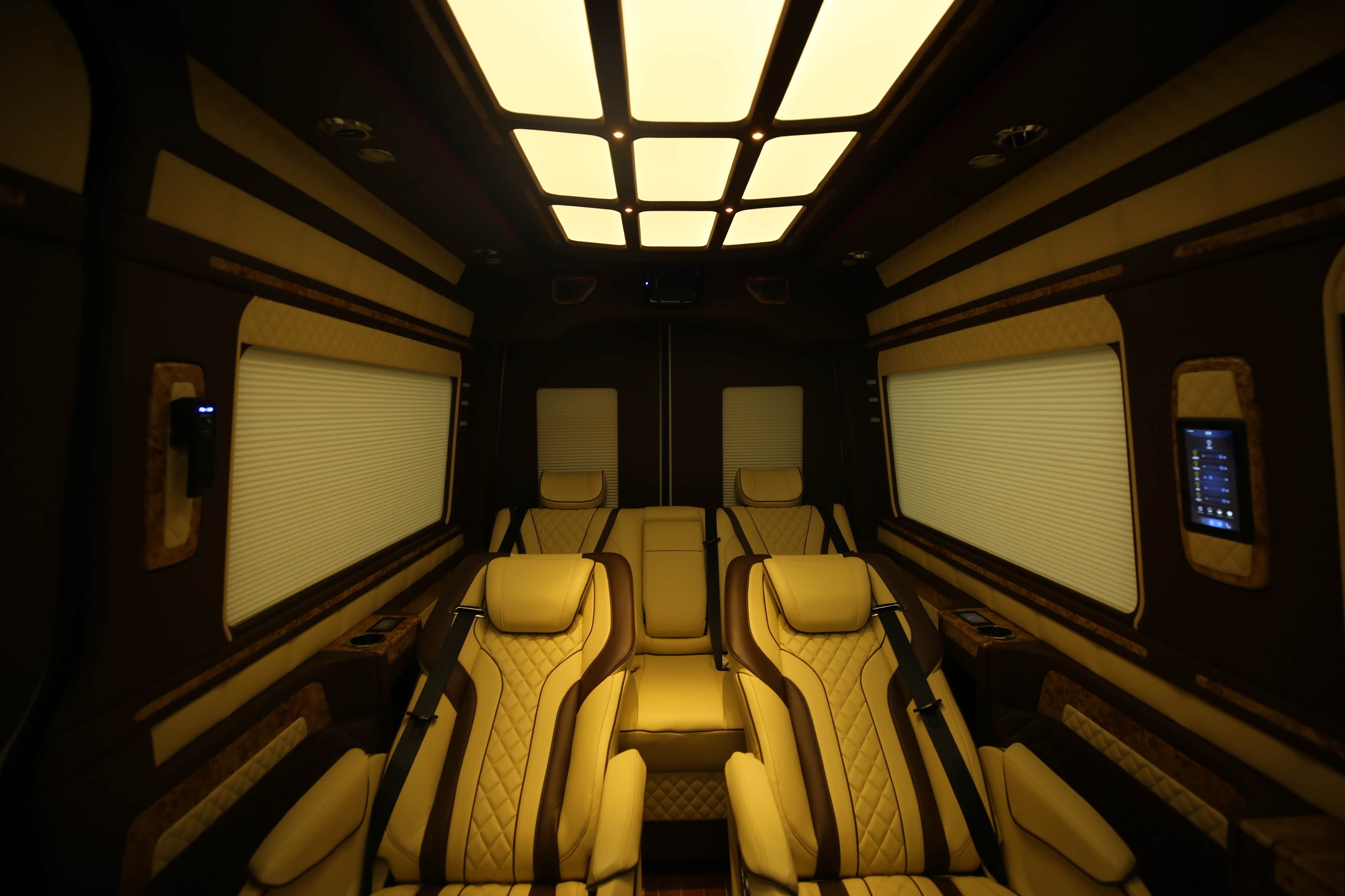 舒适度至尊享受,奔驰斯宾特内饰空间高端定制,给您无限遐想!