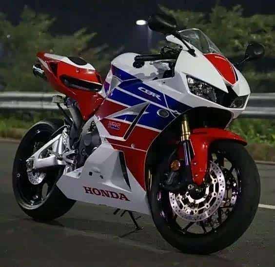 本田f5和雅马哈r6, 同是中量性能怪兽, 新手到底该选哪个?