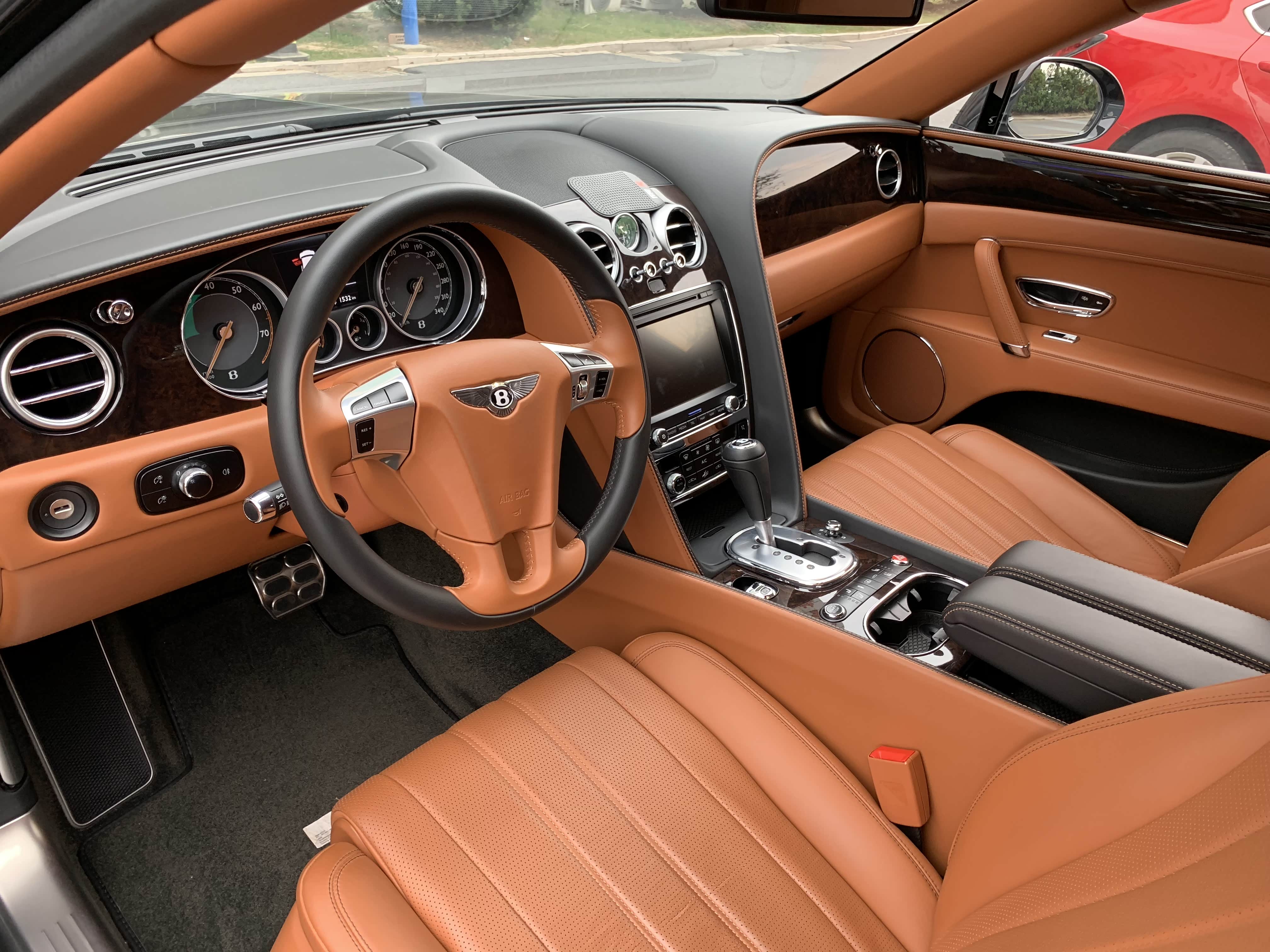 类似爱马仕黄的这样真皮内饰,个人感觉非常的棒,无论是皮革的嗅觉