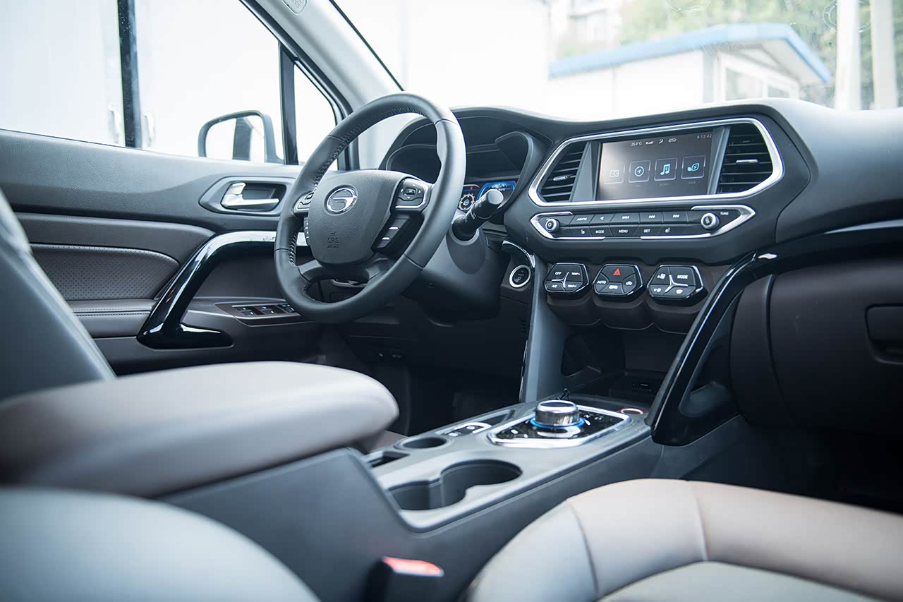 广汽三菱祺智phev内饰