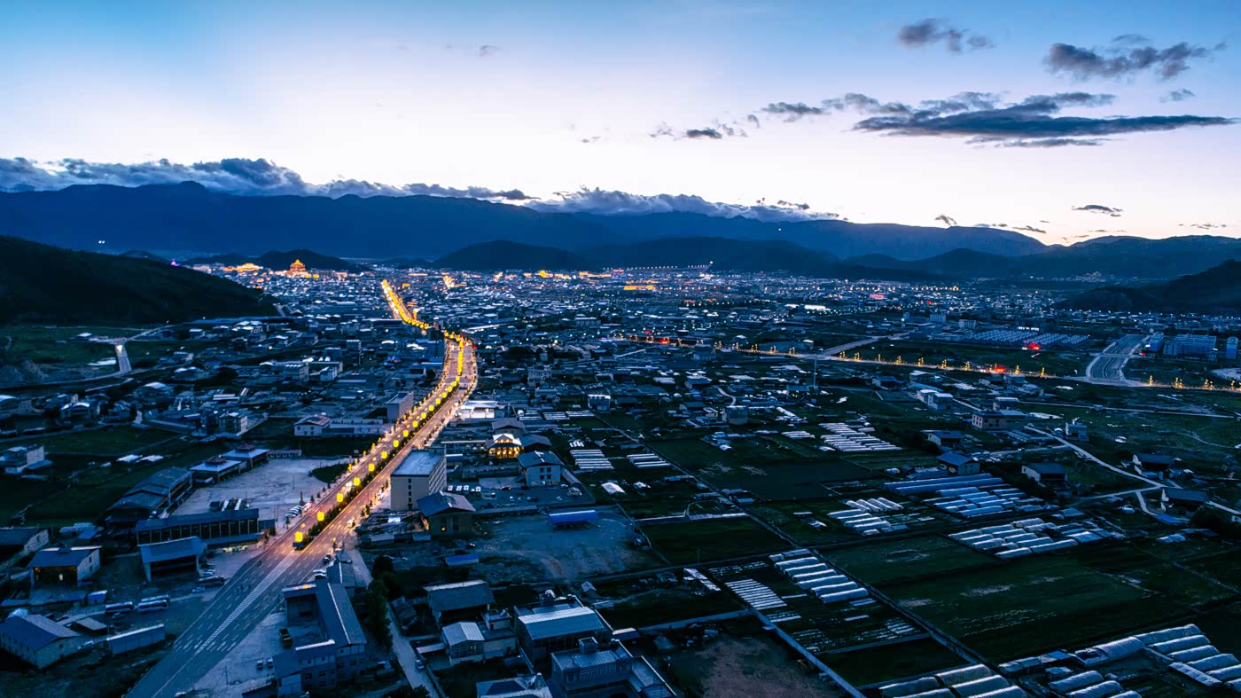 夜幕中的香格里拉县城