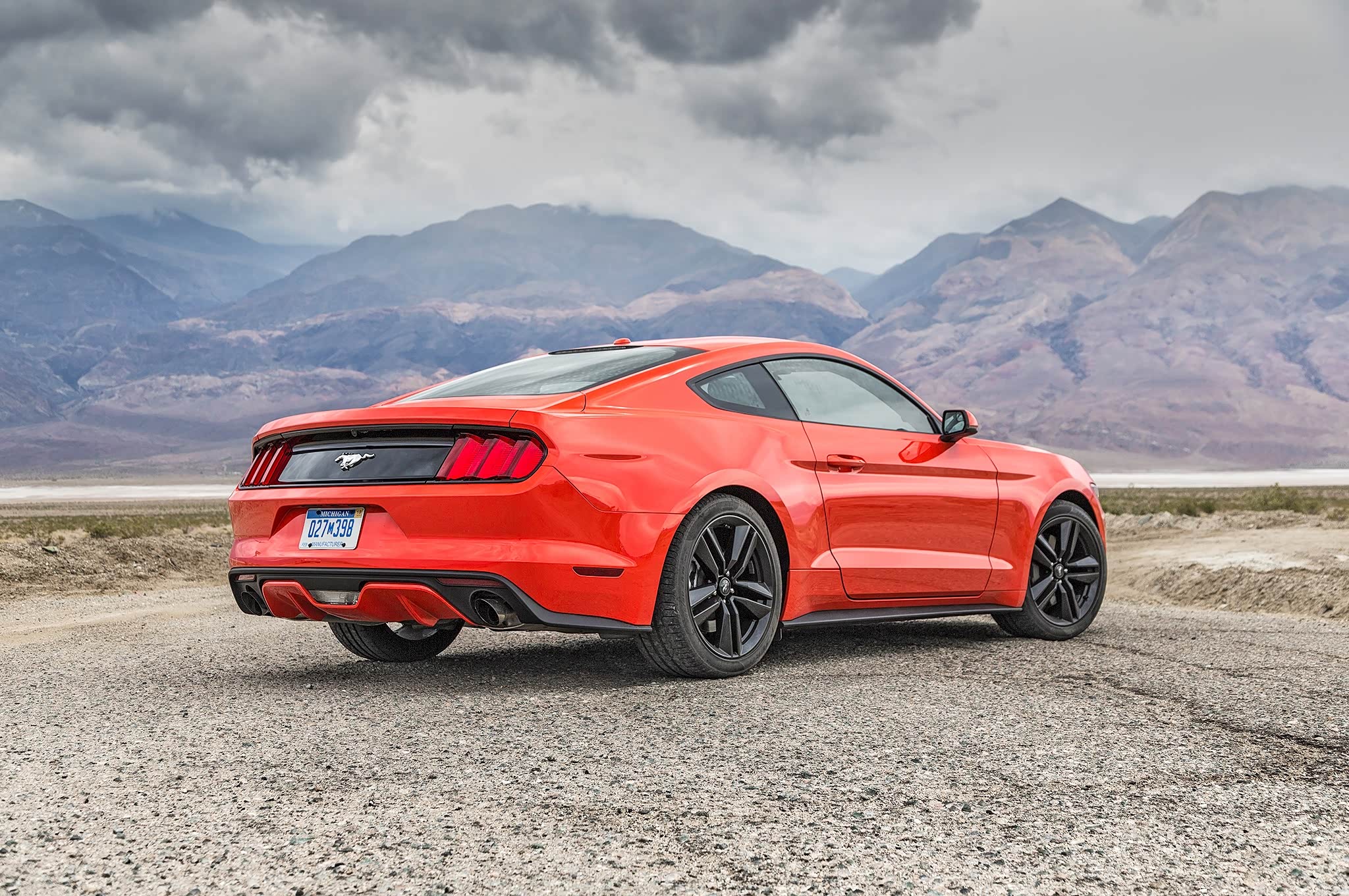 巅峰对决:野马ecoboost p vs科迈罗rs