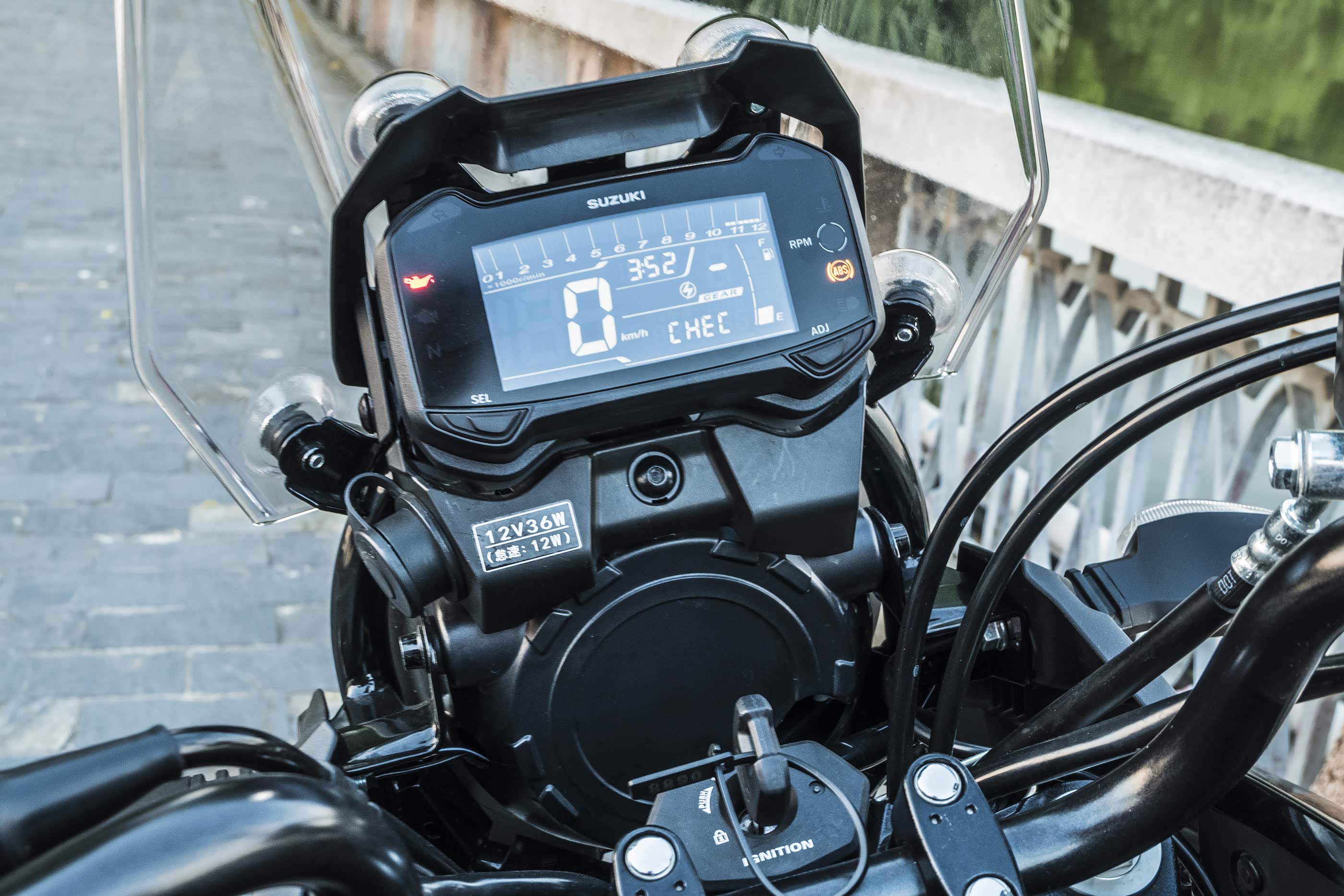 和gsx250r同款的负显仪表,这次同样出现在dl250之上.