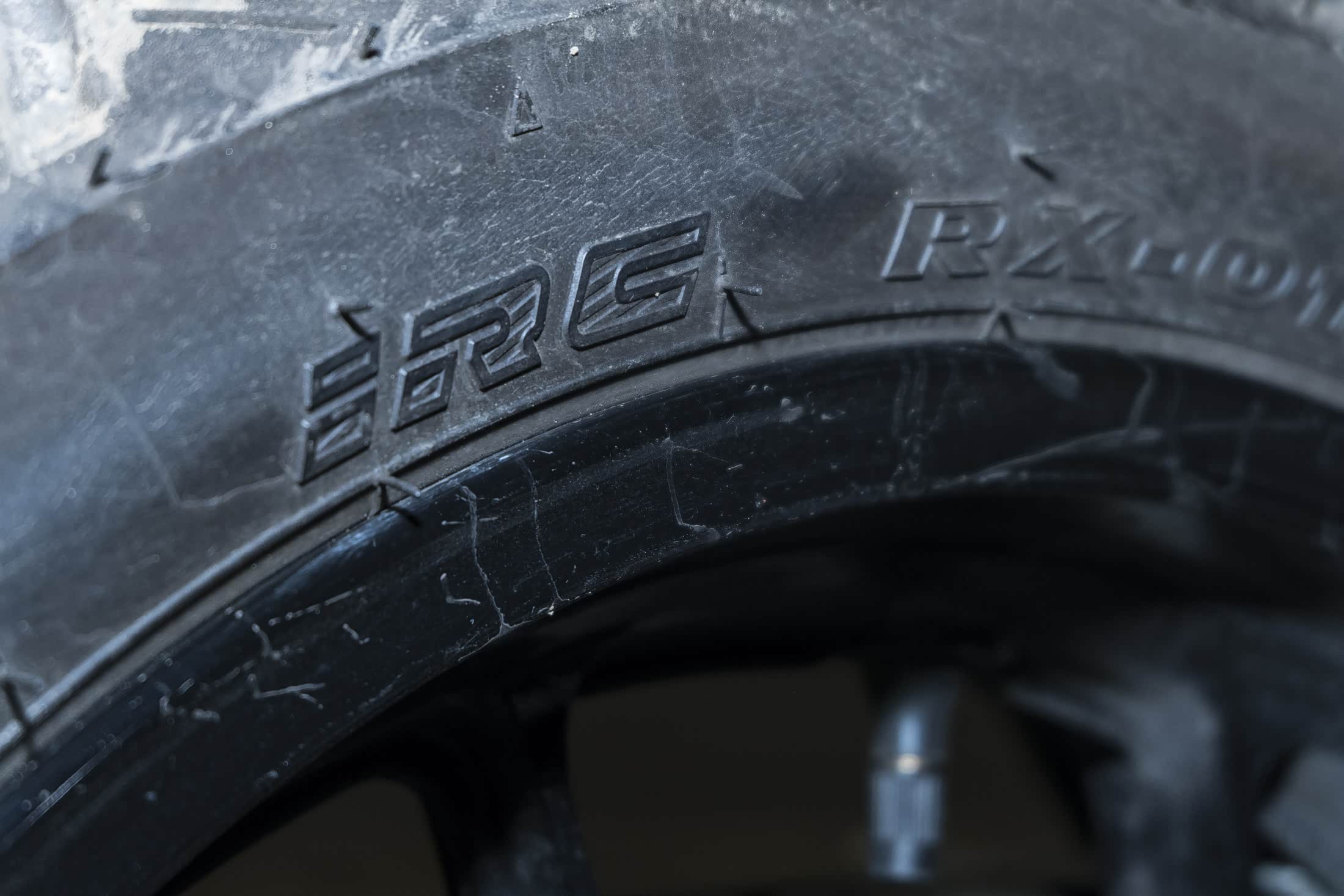 irc轮胎的抓地力不错,路感清晰,特别是在干燥的路面上,表现可圈可点.