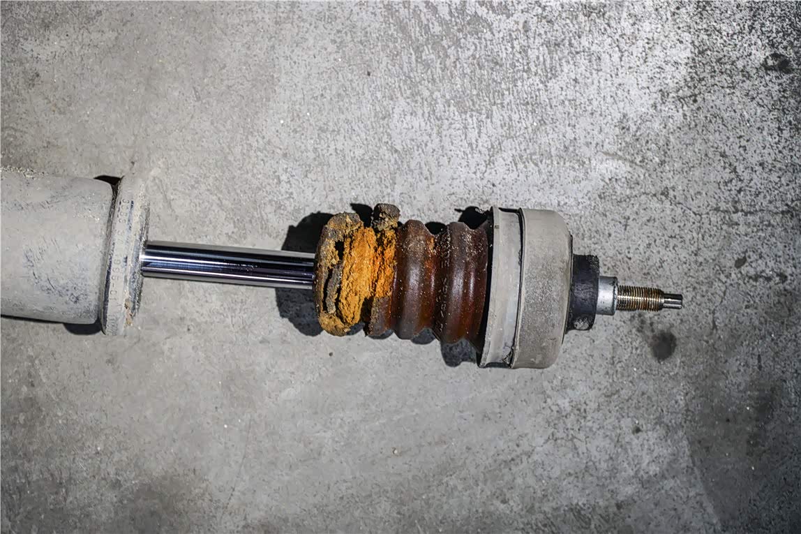 图:稀烂的后悬架"缓冲块"