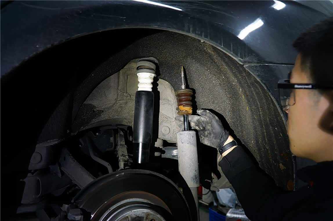 图:后悬架的新旧"缓冲块"对比