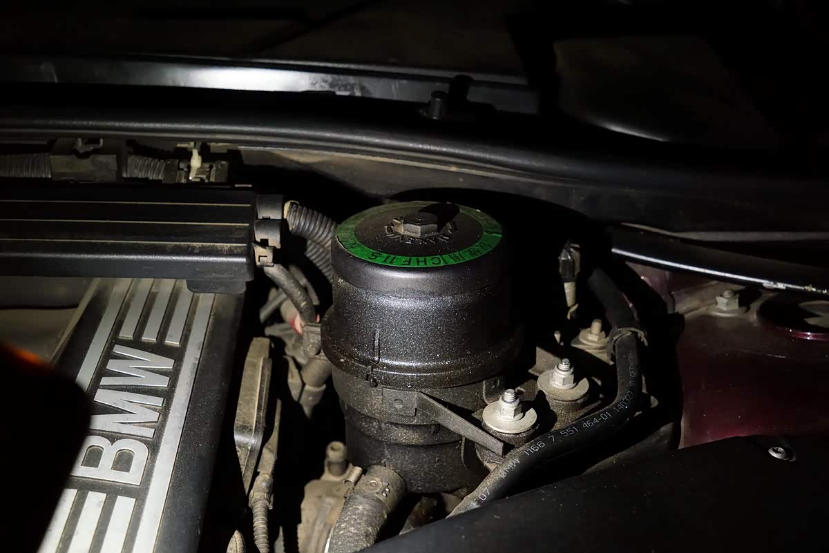 油乎乎的助力油壶,几乎是宝马的专利.