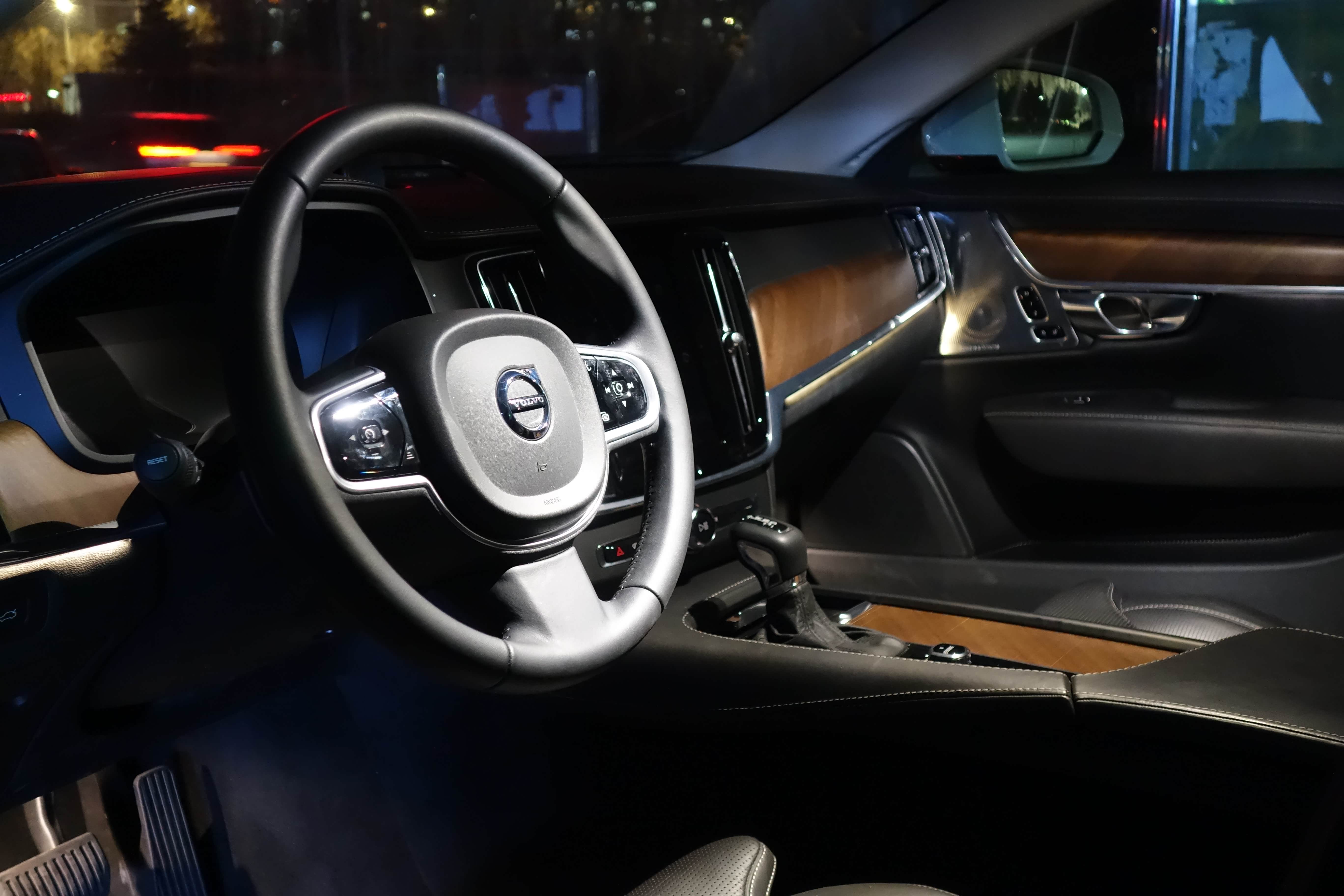 夜色中,沃尔沃s90的中控台