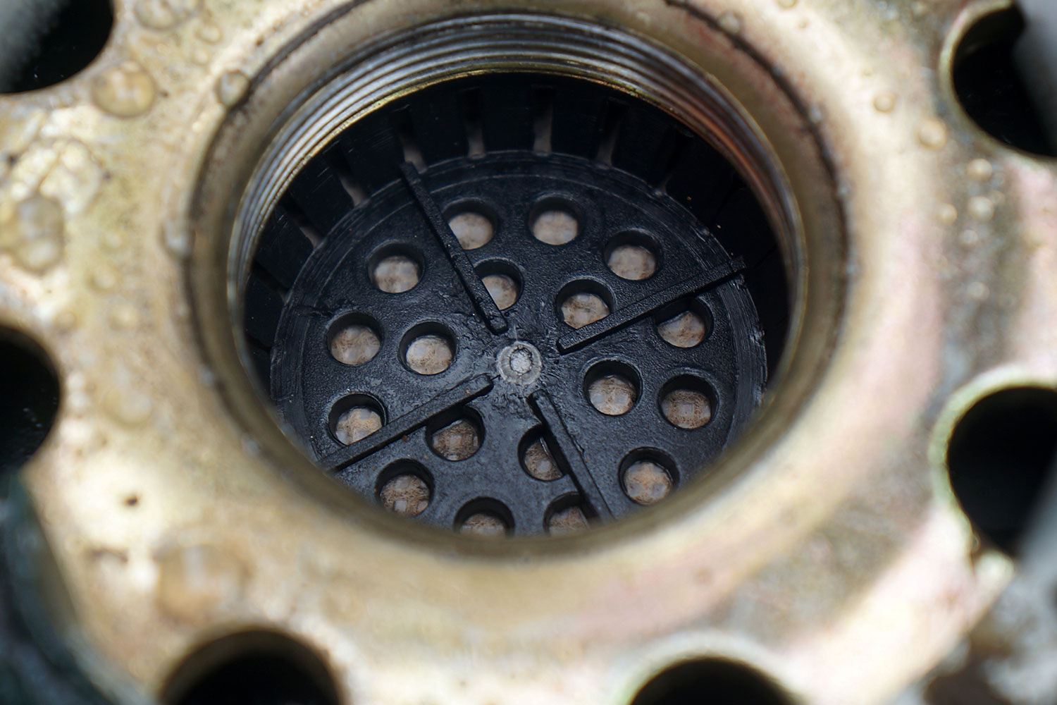 较大过滤孔容易让干燥剂冲出