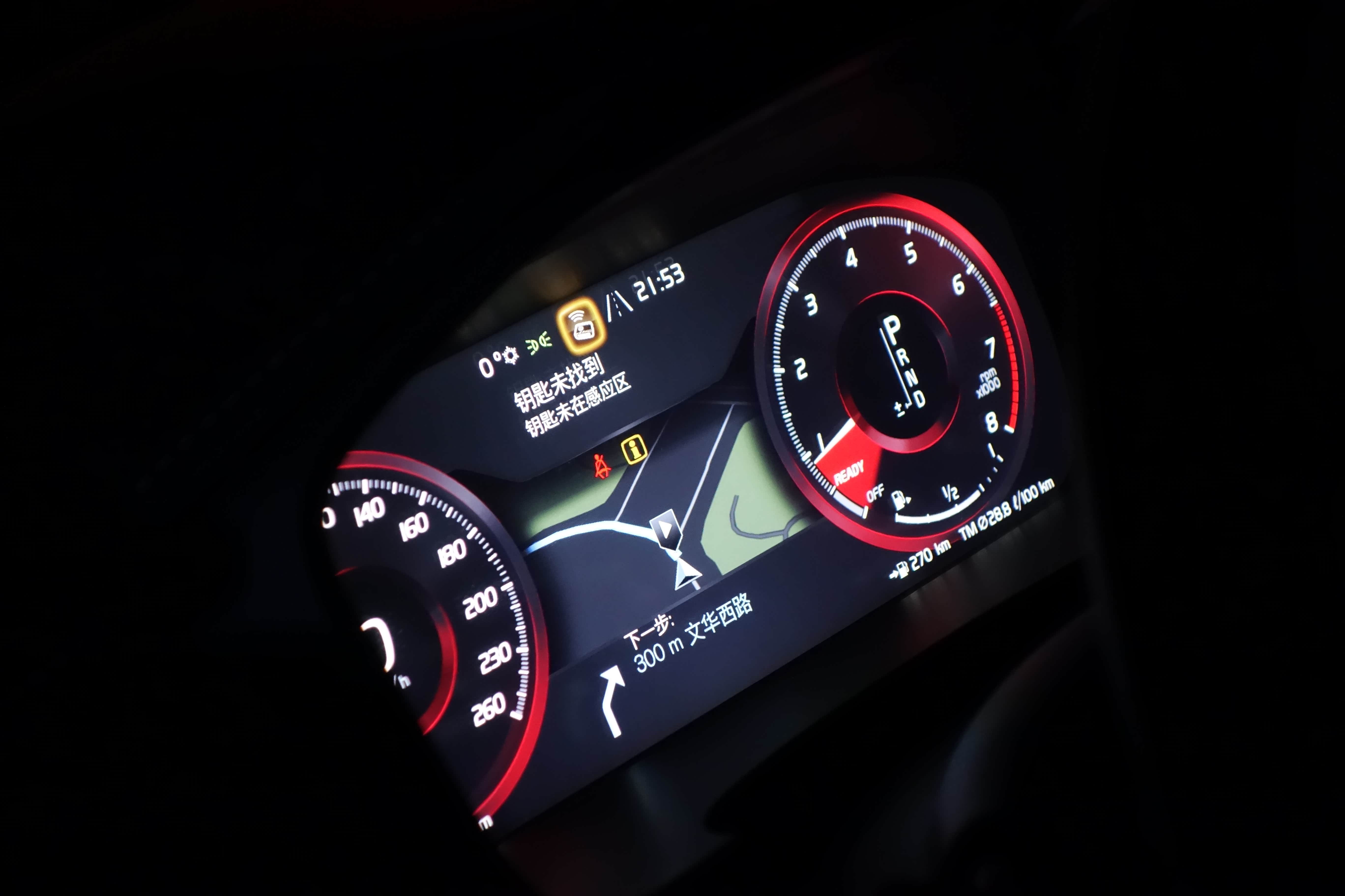 夜色中,沃尔沃s90的液晶仪表