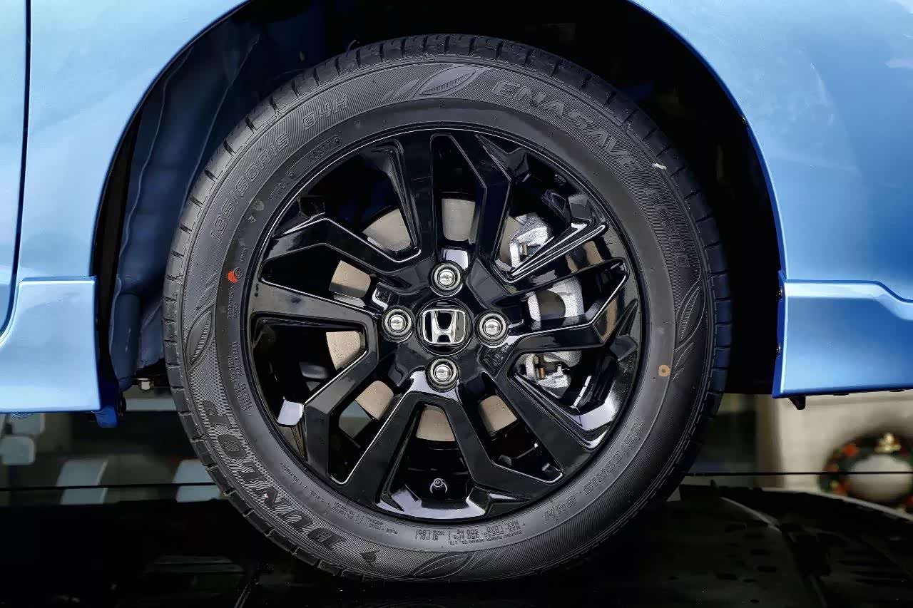 新增黑色铝合金轮圈,轮毂和轮胎的尺寸没有变化,依旧为185/60 r15.