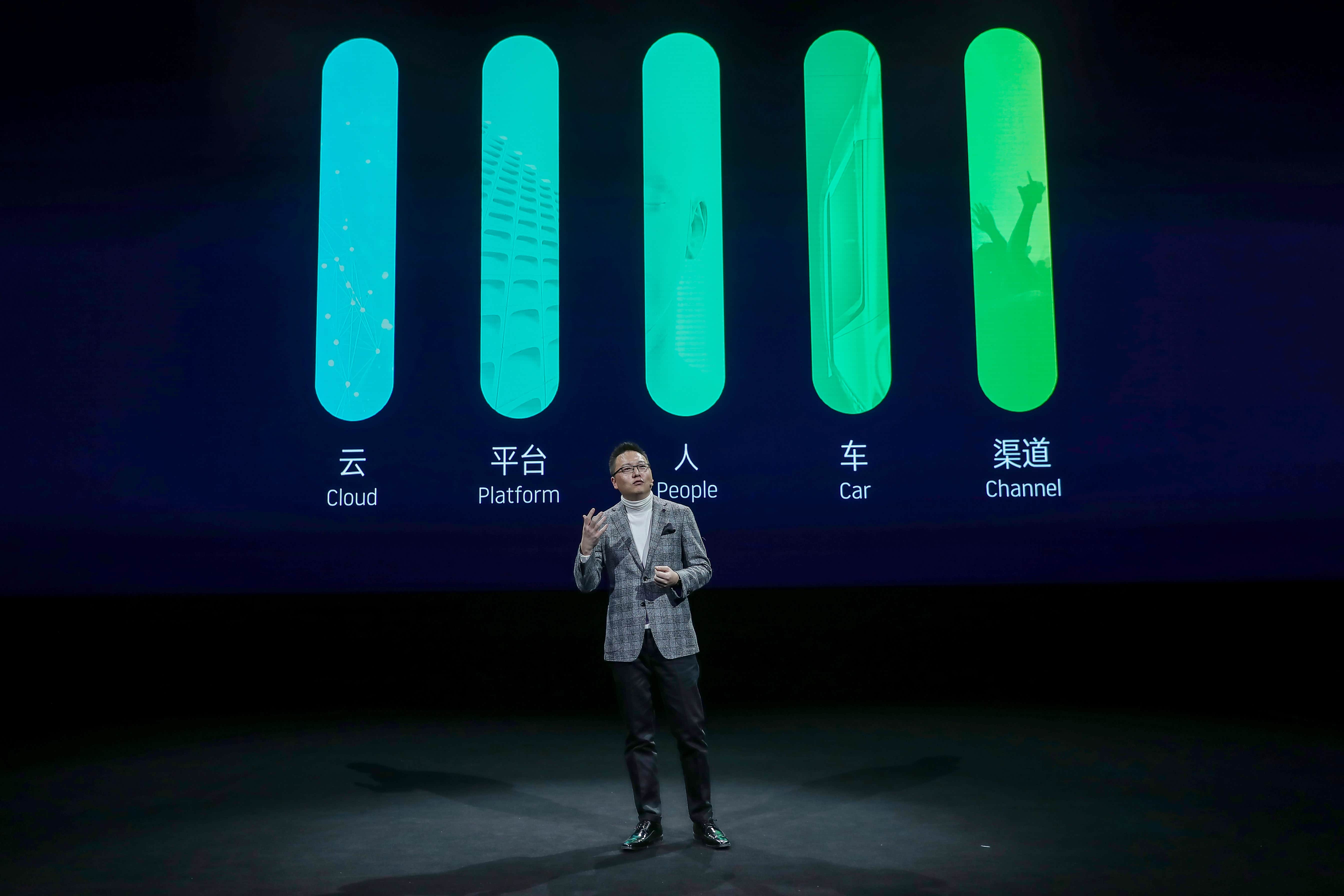 在现场威马副总裁陆斌向大家公布了全球首创的动态logo,logo中心是由