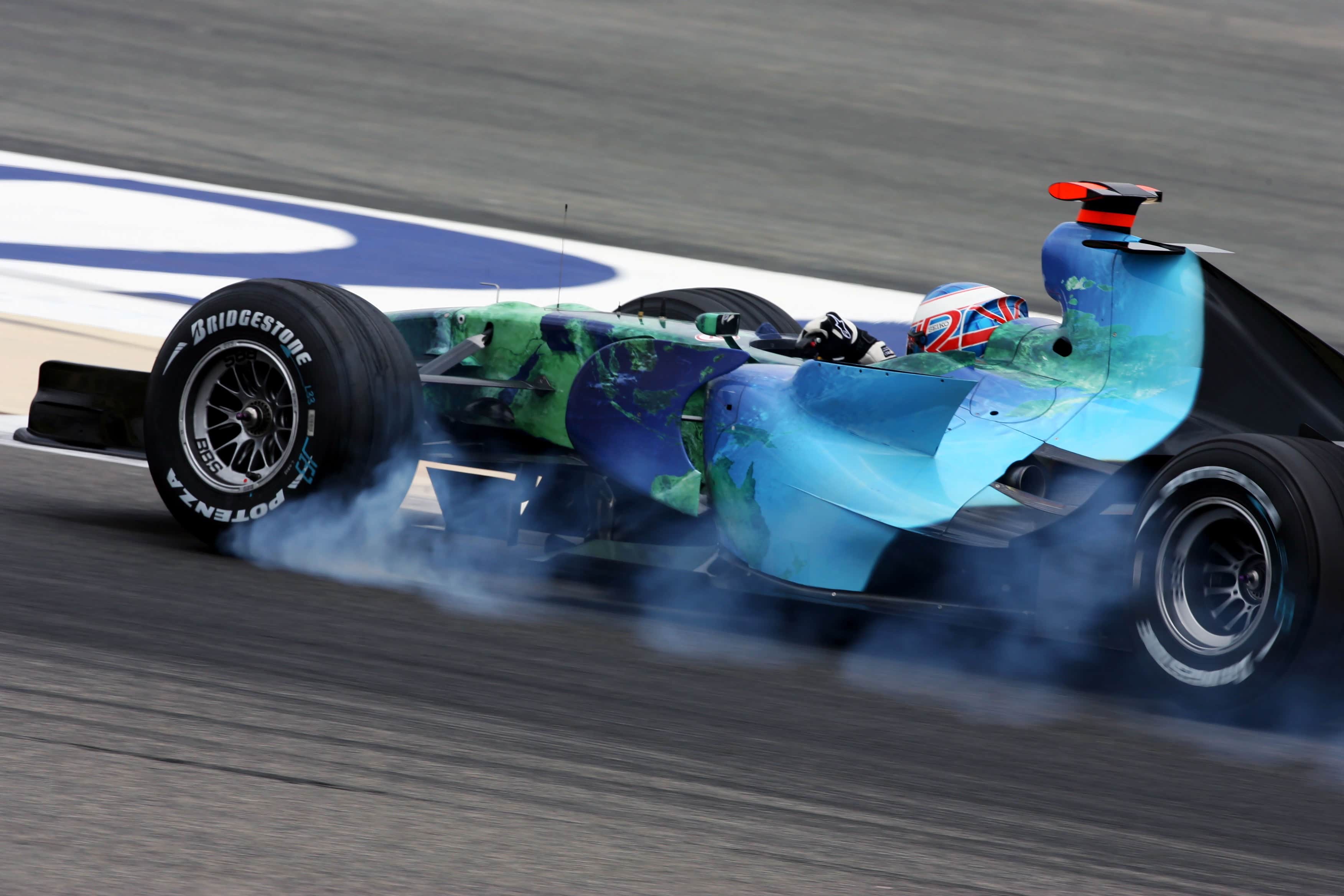 初段开始就表现出操控上的异常暴躁特性,车手非常难以稳定的驾御赛车