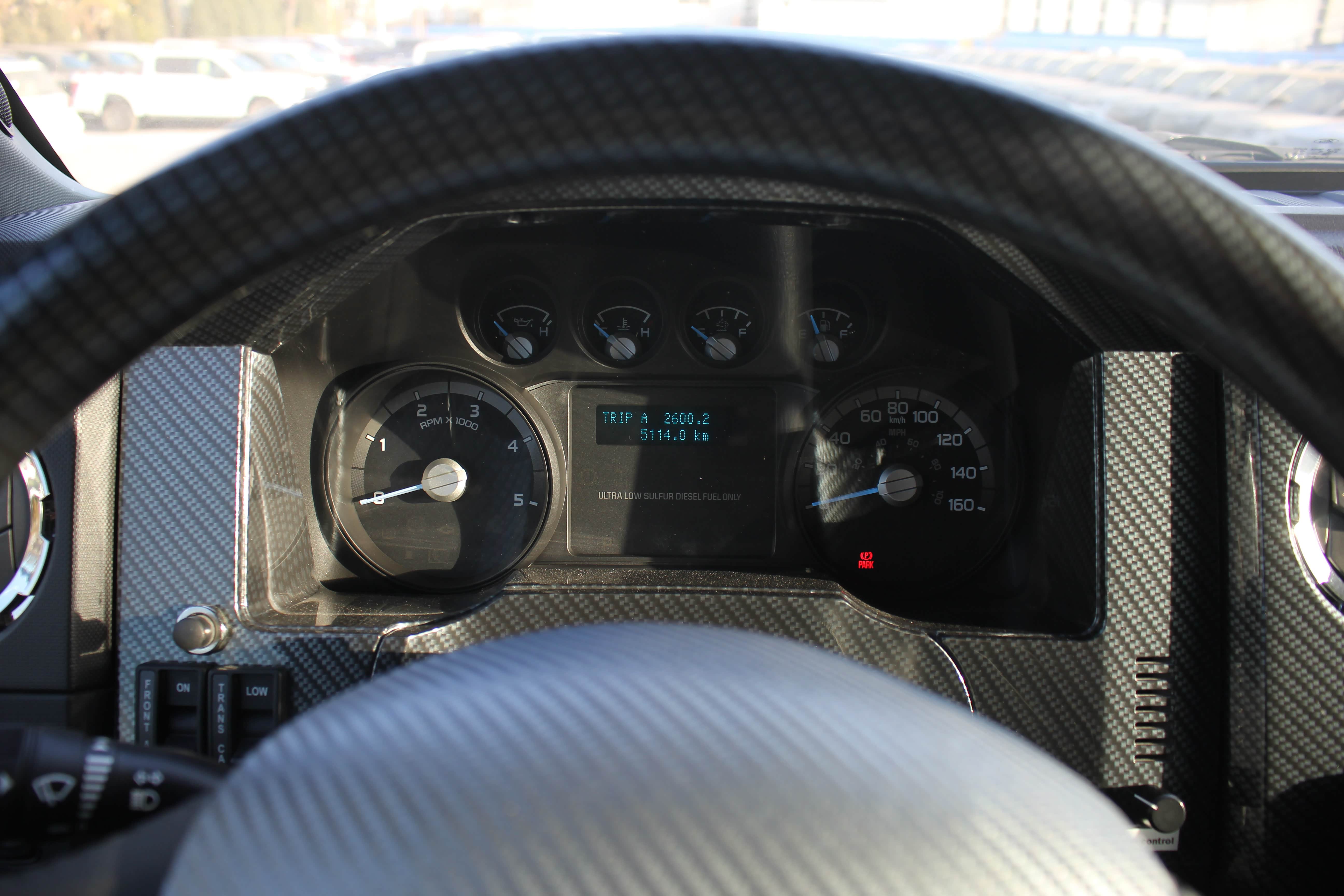 仪表盘采用白色背光设计,指针则采用蓝色背光设计,富有科技感.