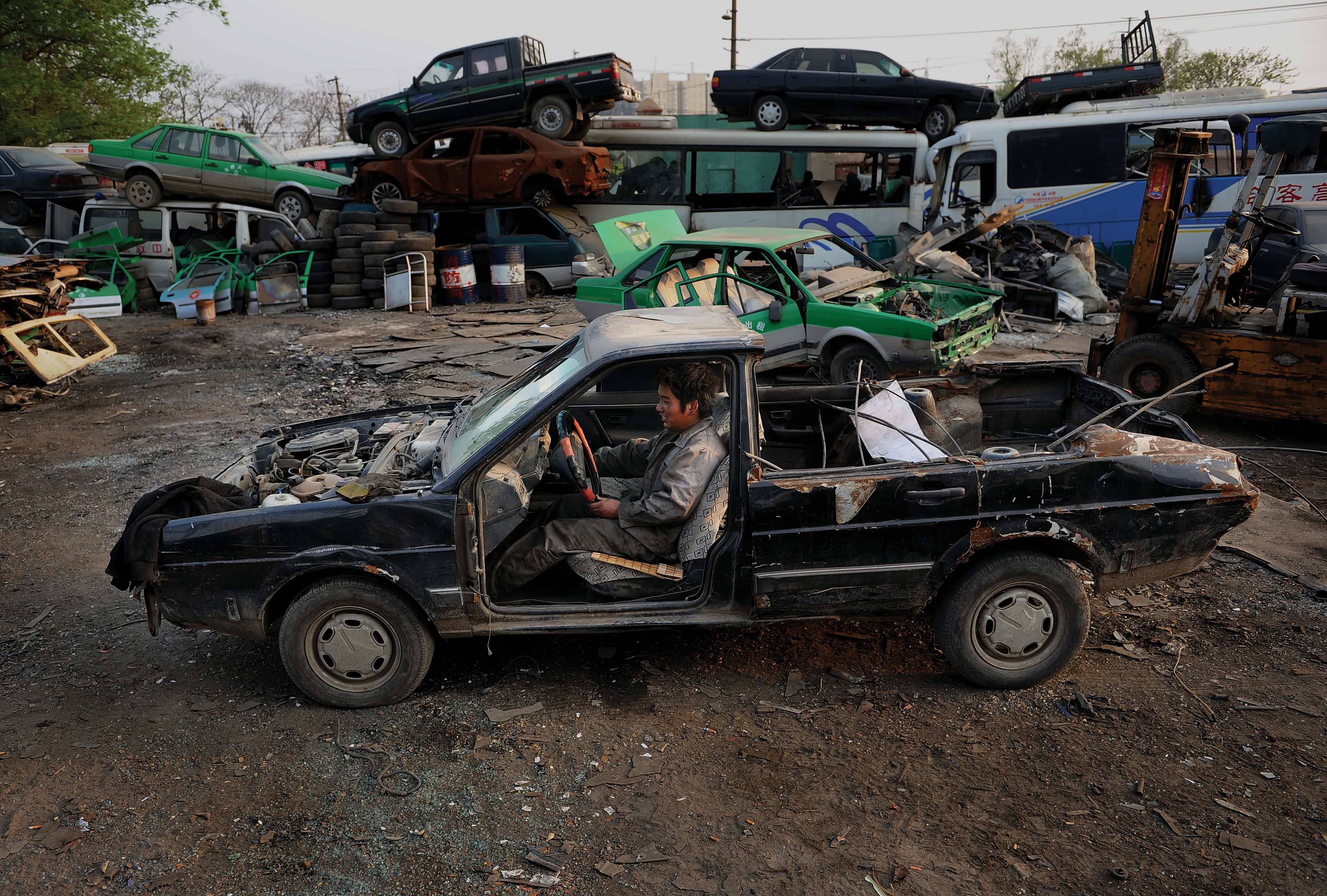 驾驶拼装报废车 在公路上驾驶拼装报废车辆,不仅驾照会被吊销,还会
